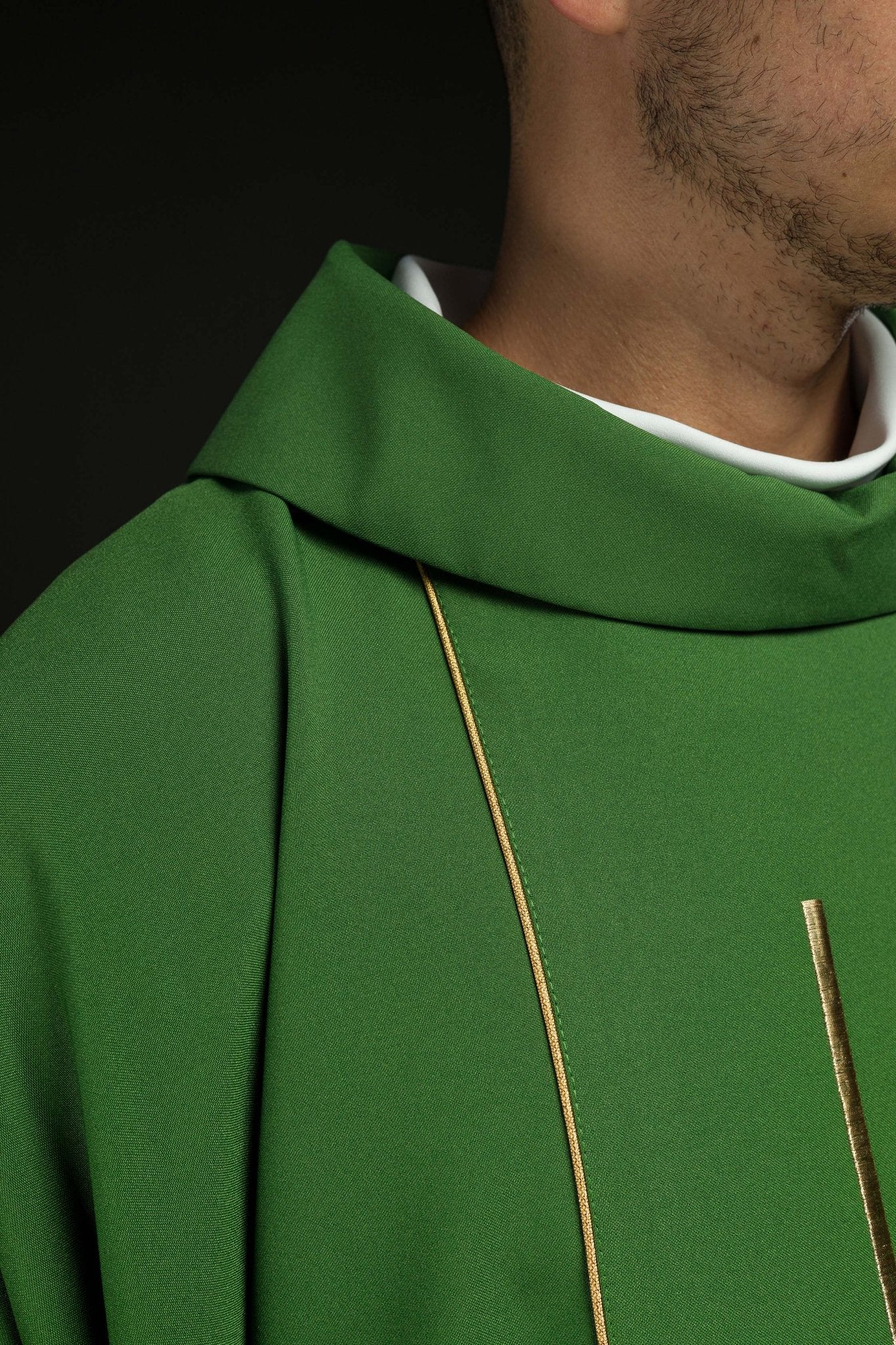 Chasuble verte brodée de motifs de croix et d'oreilles KOR/114/01/01 ZIELONY - CHASUBLES.FR