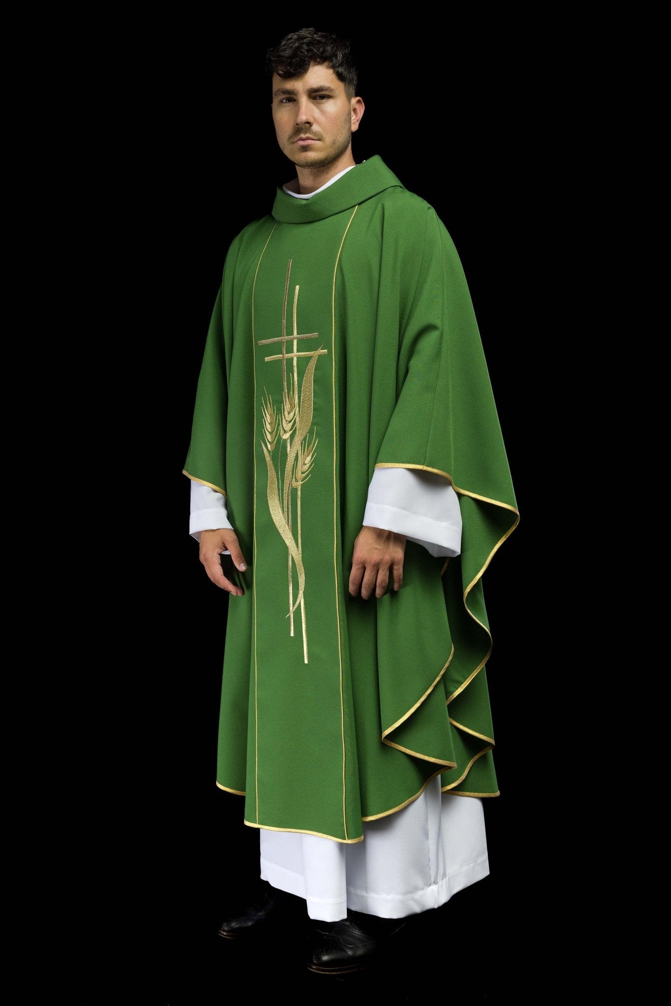 Chasuble verte brodée de motifs de croix et d'oreilles KOR/114/01/01 ZIELONY - CHASUBLES.FR