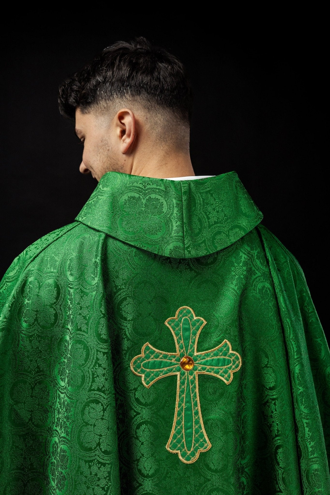 Chasuble verte brodée du symbole de la croix KOR/227/01/11 - CHASUBLES.FR