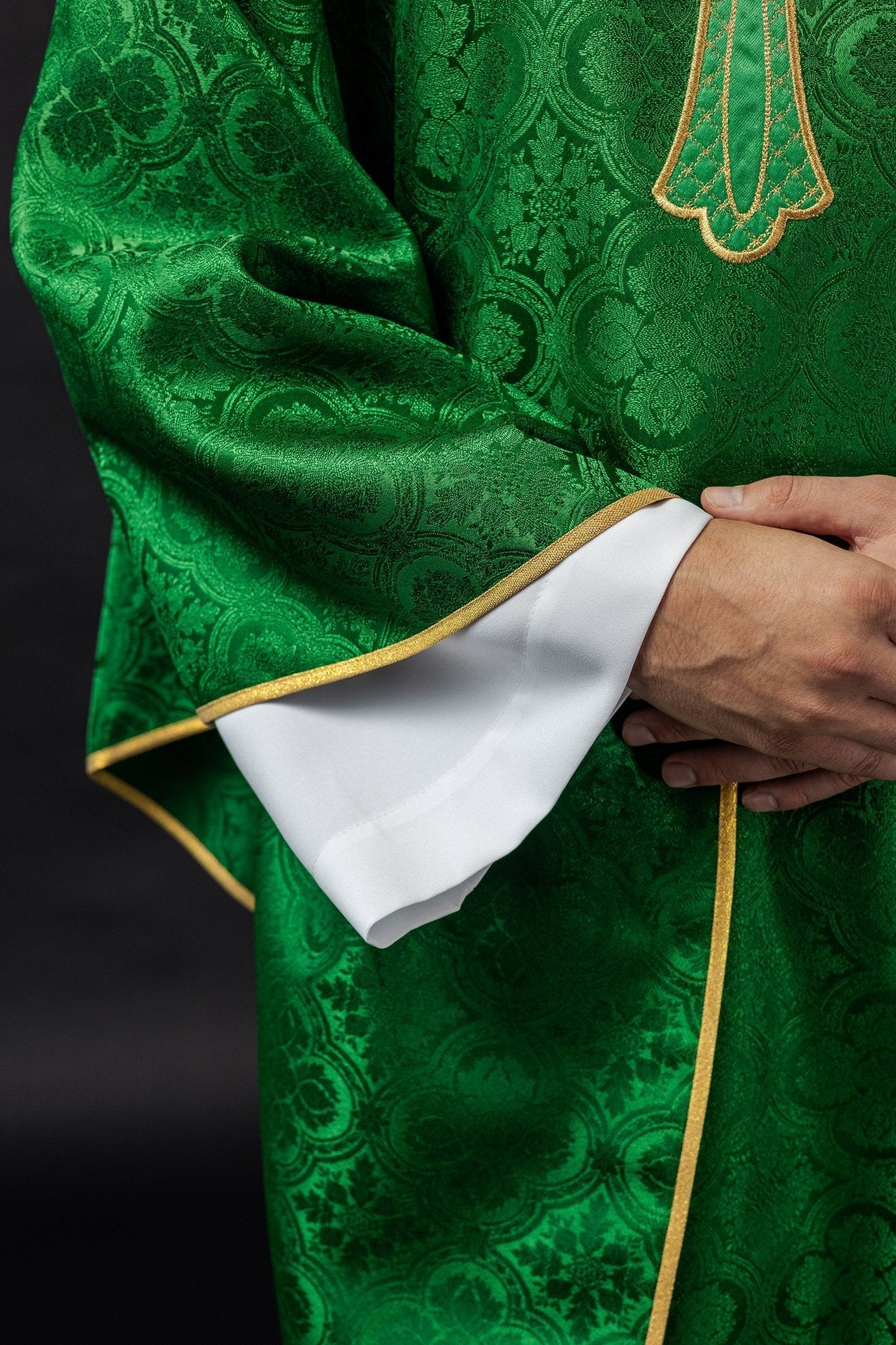 Chasuble verte brodée du symbole de la croix KOR/227/01/11 - CHASUBLES.FR