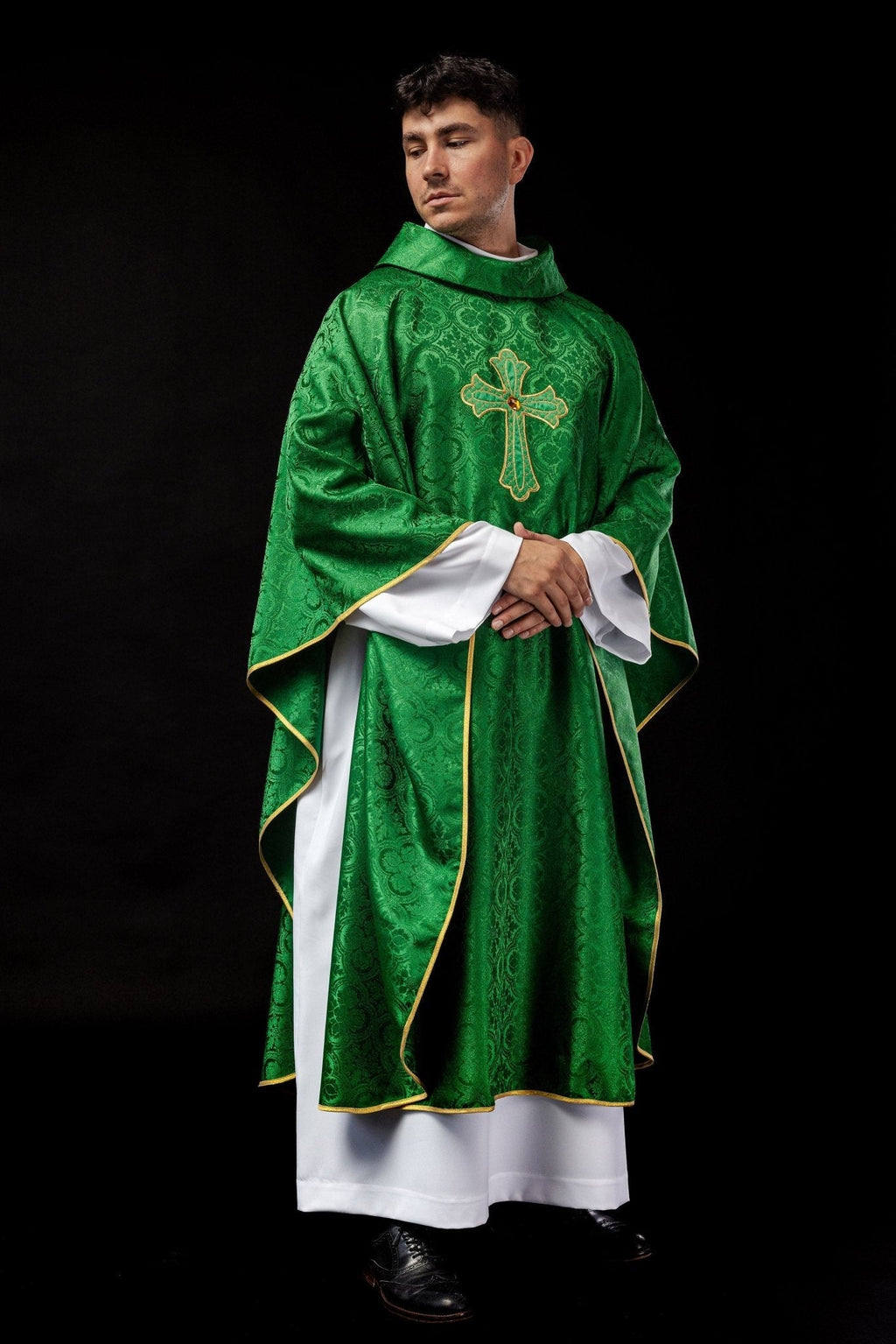 Chasuble verte brodée du symbole de la croix KOR/227/01/11 - CHASUBLES.FR
