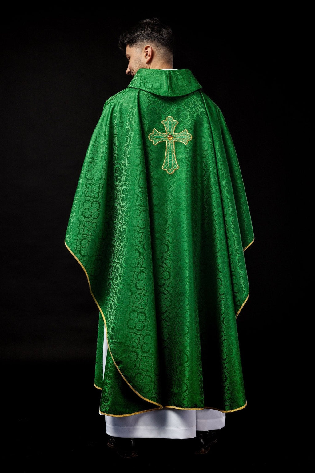 Chasuble verte brodée du symbole de la croix KOR/227/01/11 - CHASUBLES.FR