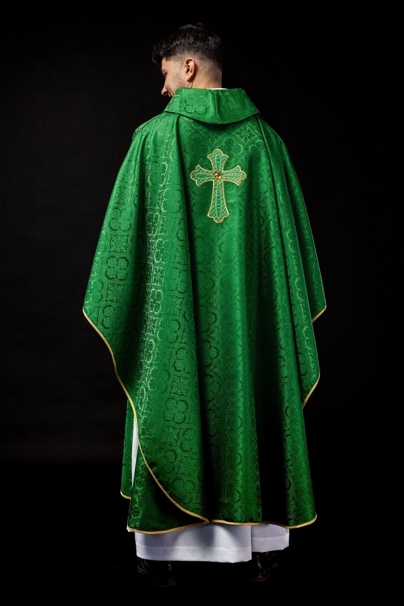 Chasuble verte brodée du symbole de la croix KOR/227/01/11 - CHASUBLES.FR