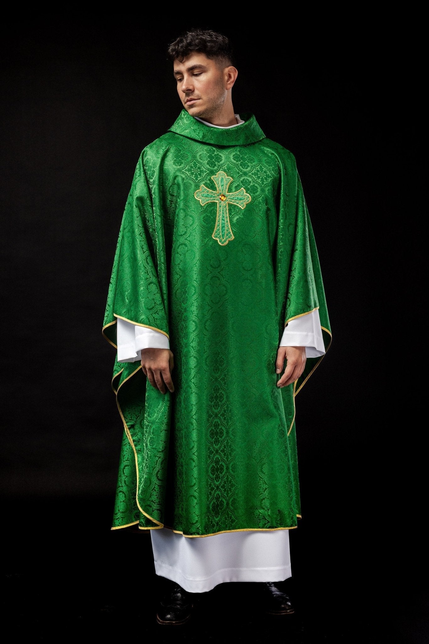 Chasuble verte brodée du symbole de la croix KOR/227/01/11 - CHASUBLES.FR