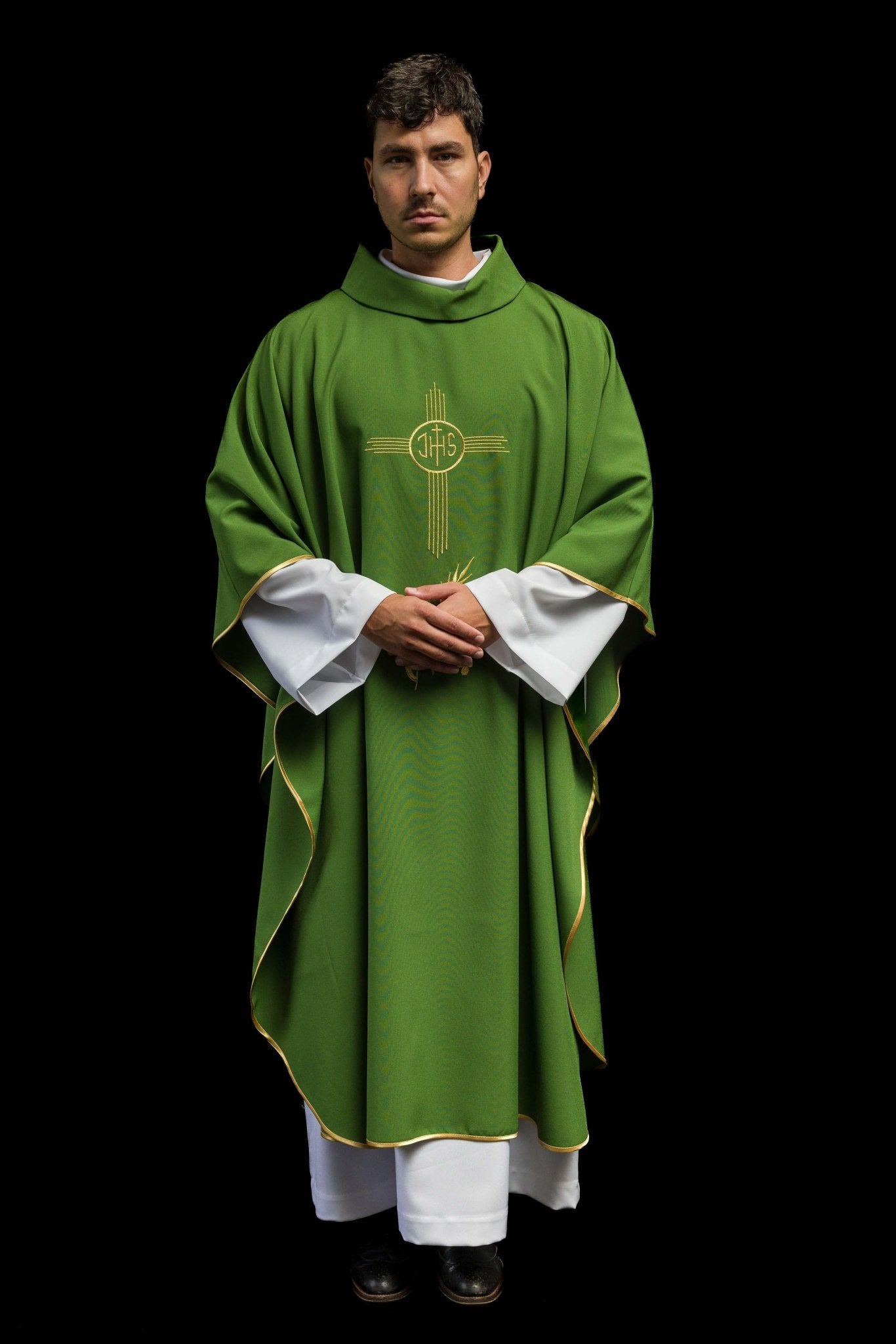 Chasuble verte brodée d'un motif IHS KOR/003/01/12 ZIELONY - CHASUBLES.FR