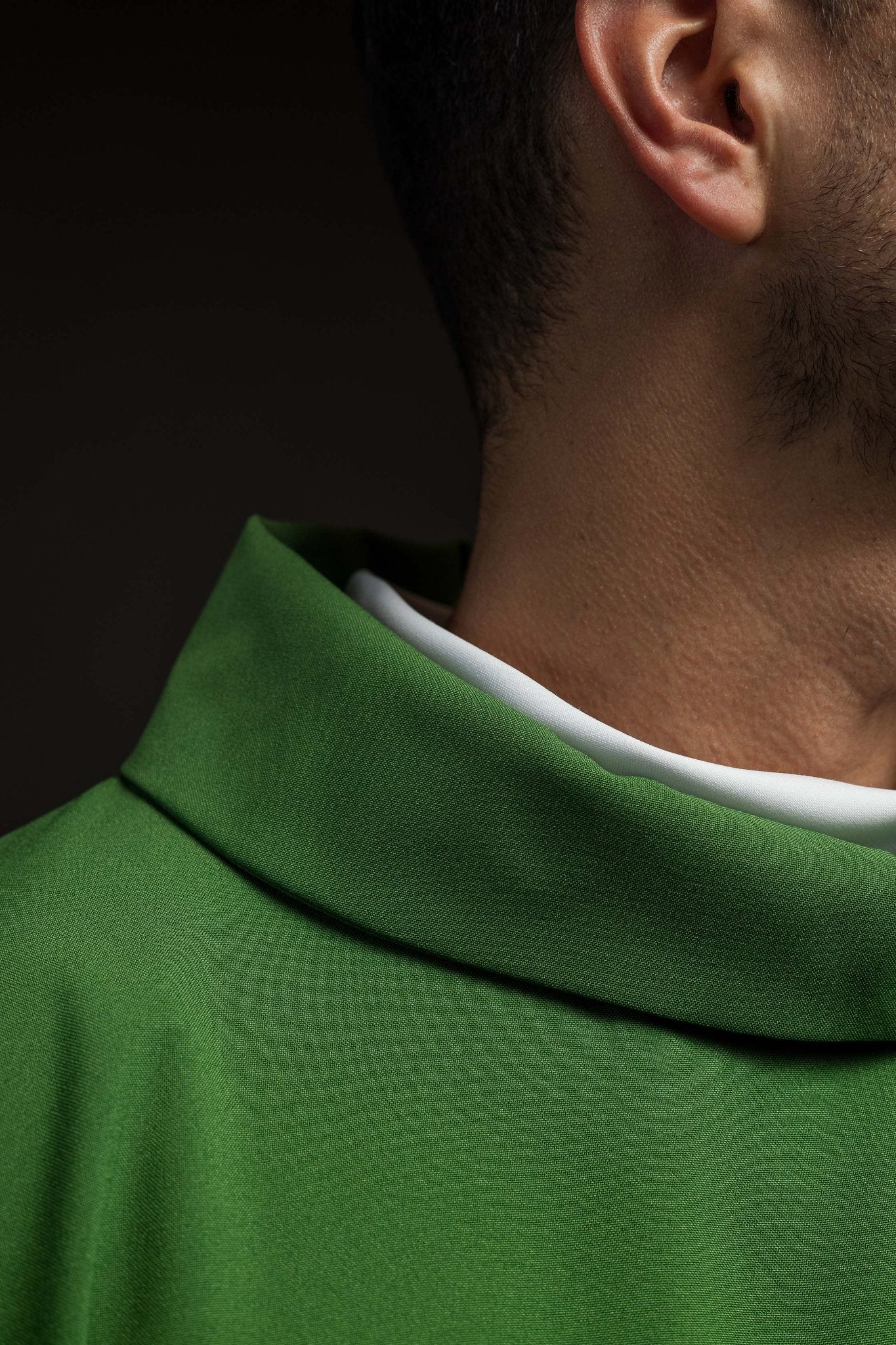 Chasuble verte brodée d'un motif IHS KOR/003/01/12 ZIELONY - CHASUBLES.FR