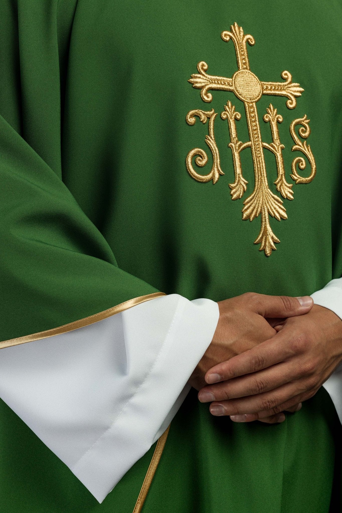 Chasuble verte JHS avec broderie en relief KOR/255/01/12 - CHASUBLES.FR