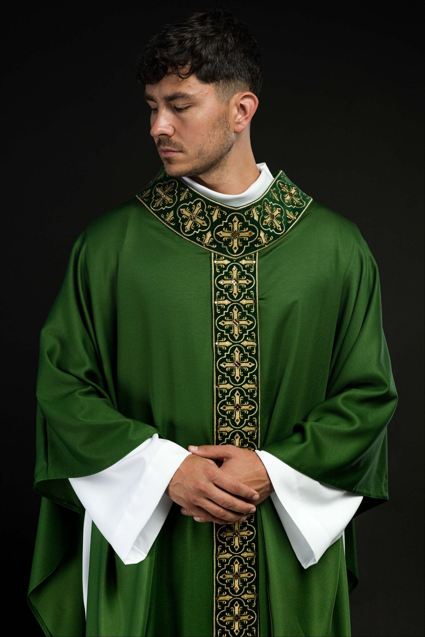 Chasuble verte ornée de 500 pierres avec bande étroite LE/7104/01 - CHASUBLES.FR
