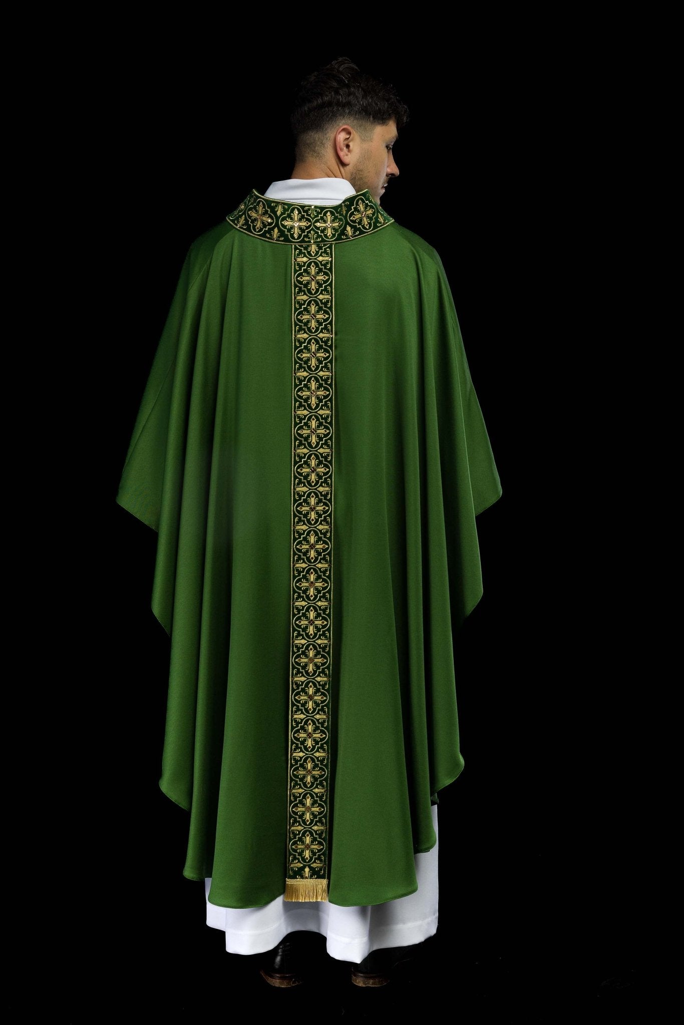 Chasuble verte ornée de 500 pierres avec bande étroite LE/7104/01 - CHASUBLES.FR