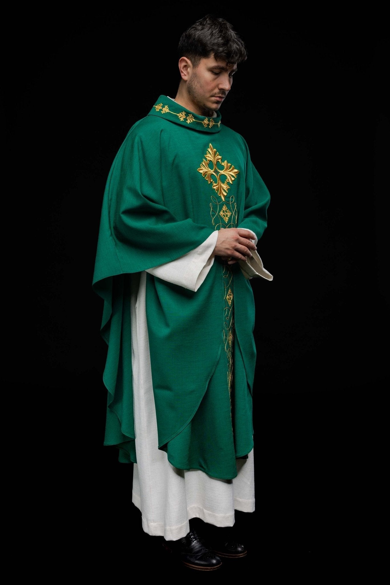 Chasuble verte richement brodée de cordes et de pierres LE/7018/01 - CHASUBLES.FR