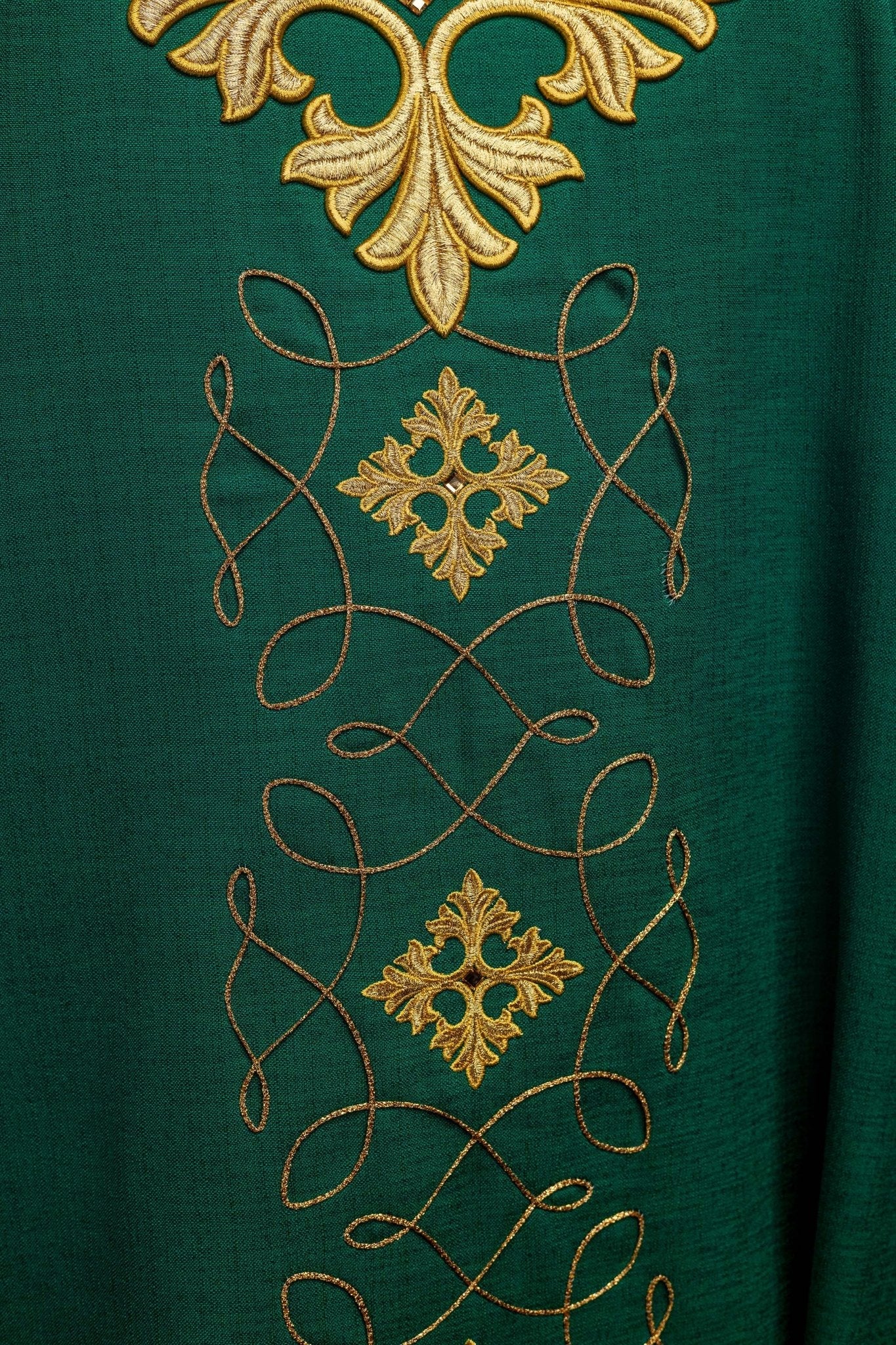 Chasuble verte richement brodée de cordes et de pierres LE/7018/01 - CHASUBLES.FR