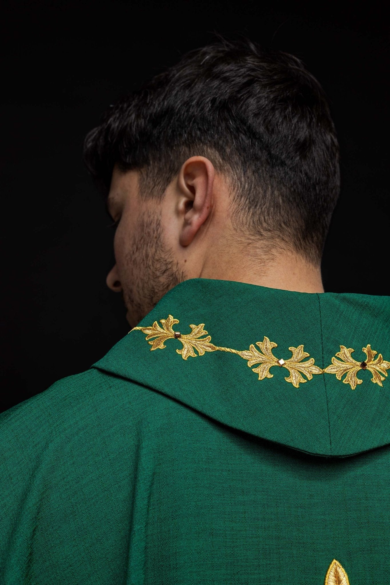 Chasuble verte richement brodée de cordes et de pierres LE/7018/01 - CHASUBLES.FR