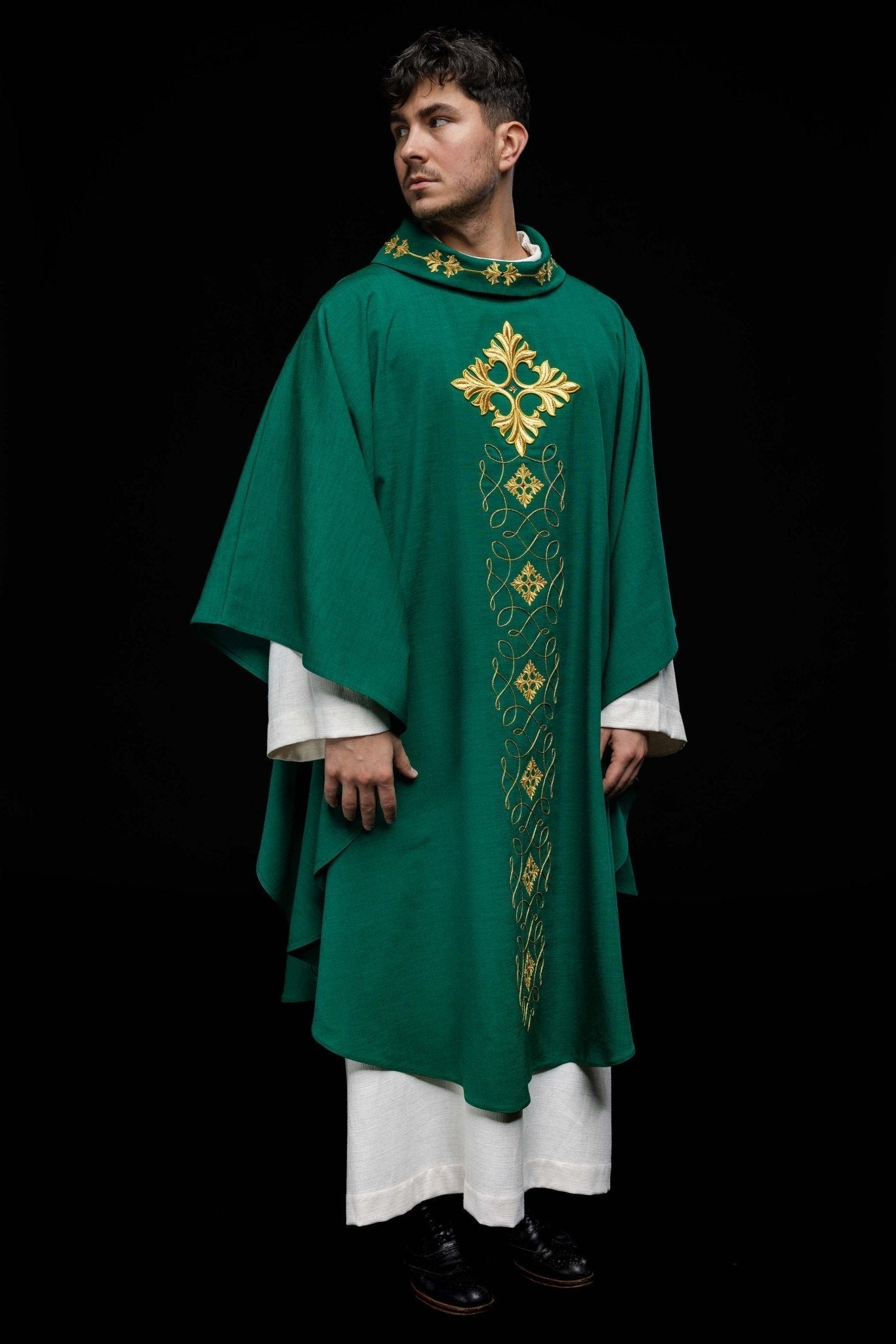 Chasuble verte richement brodée de cordes et de pierres LE/7018/01 - CHASUBLES.FR