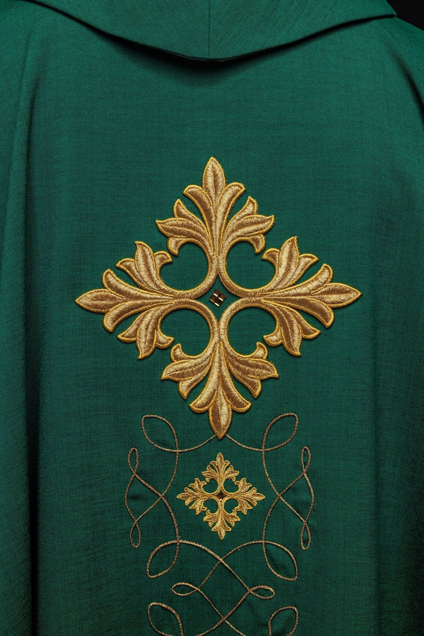Chasuble verte richement brodée de cordes et de pierres LE/7018/01 - CHASUBLES.FR