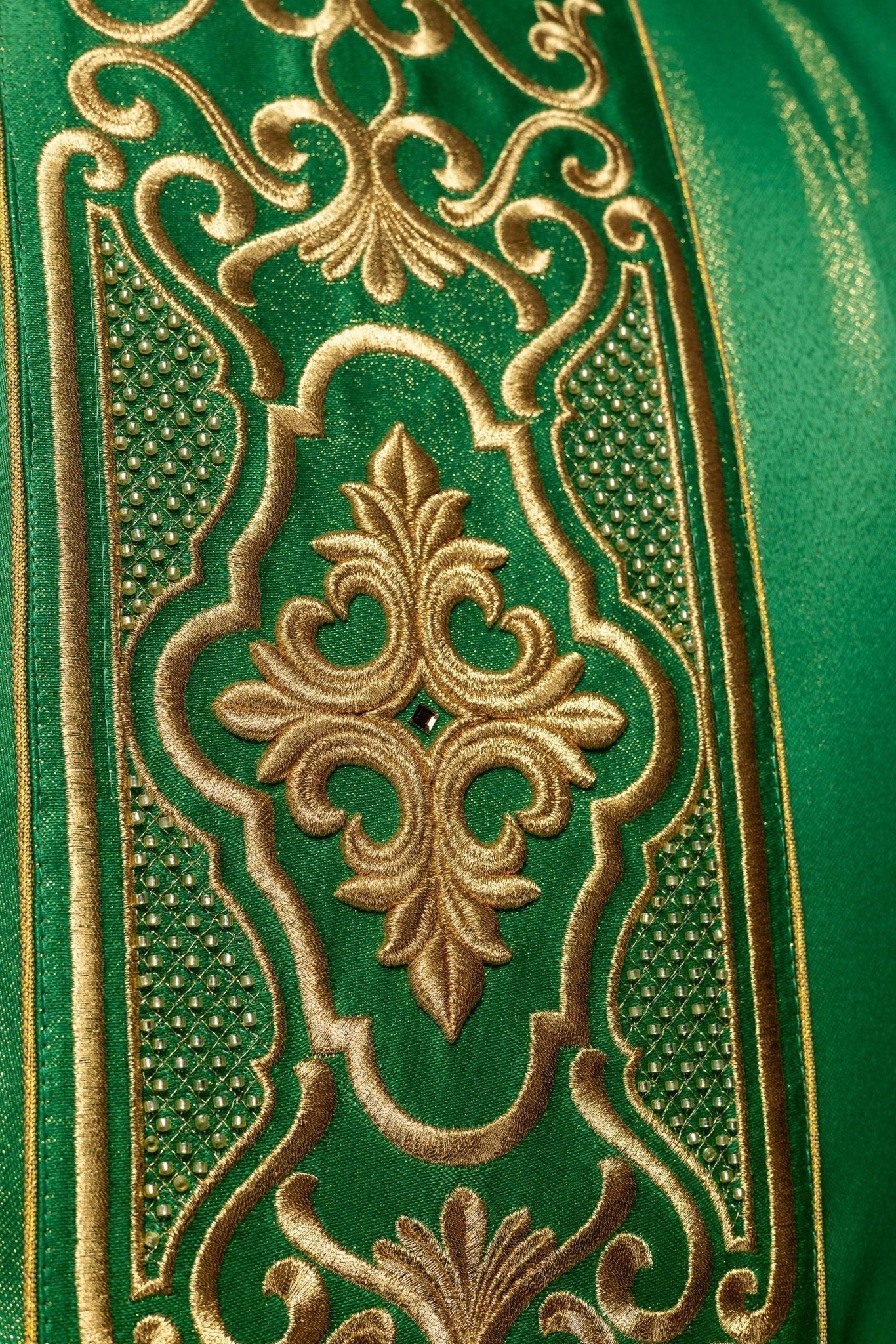 Chasuble verte richement brodée de lustre LE/7021/01 - CHASUBLES.FR