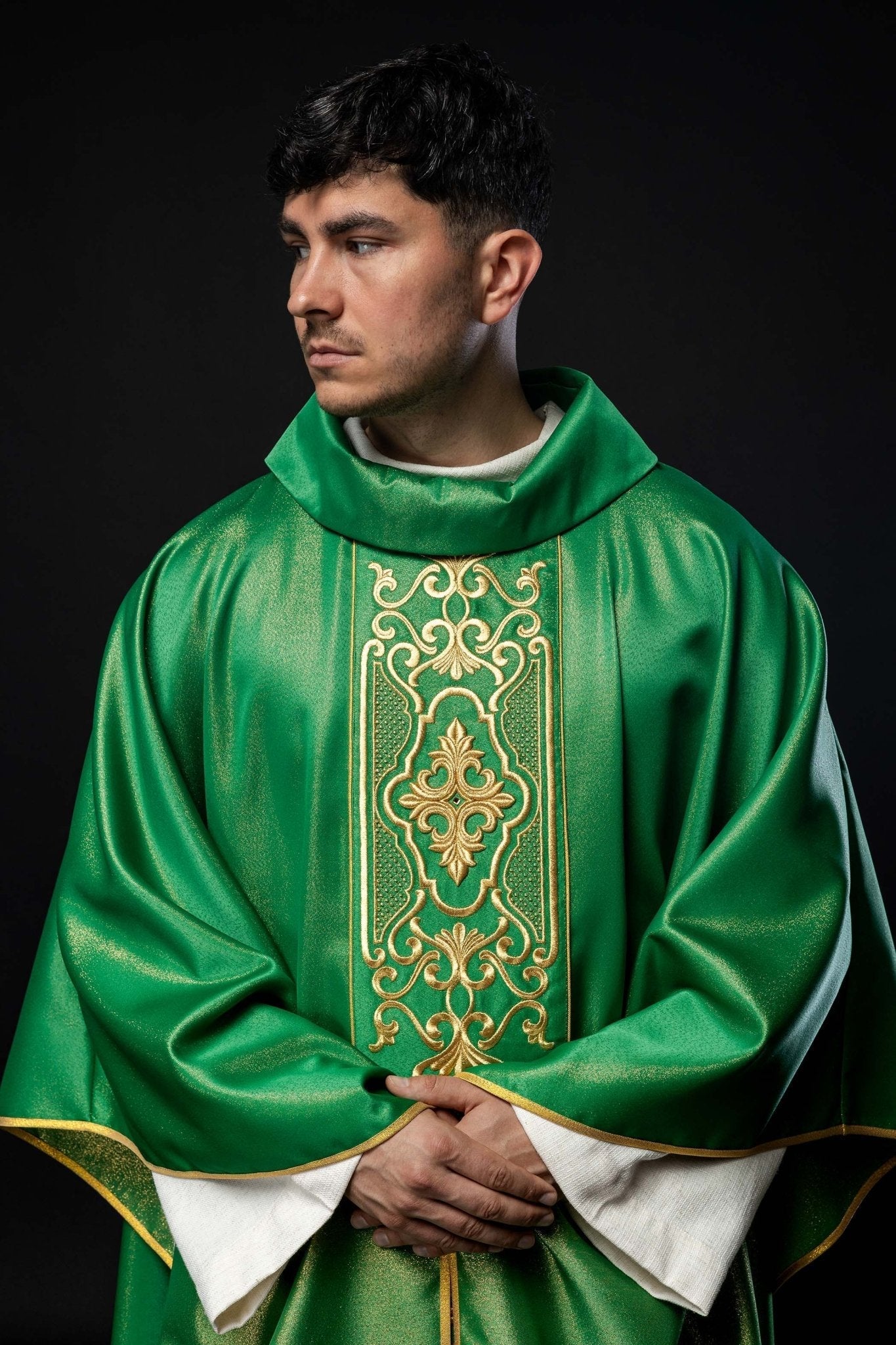Chasuble verte richement brodée de lustre LE/7021/01 - CHASUBLES.FR