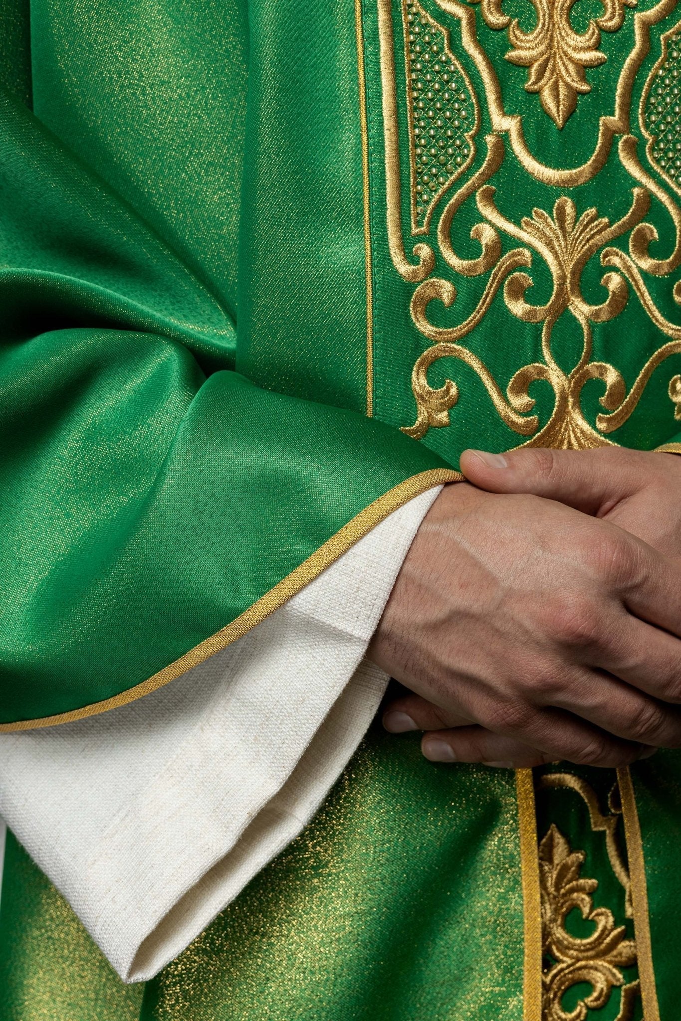 Chasuble verte richement brodée de lustre LE/7021/01 - CHASUBLES.FR