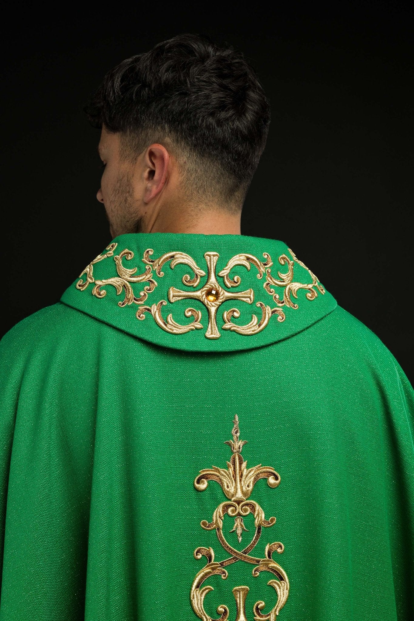 Chasuble verte richement brodée de pierres LE/7014/01 - CHASUBLES.FR