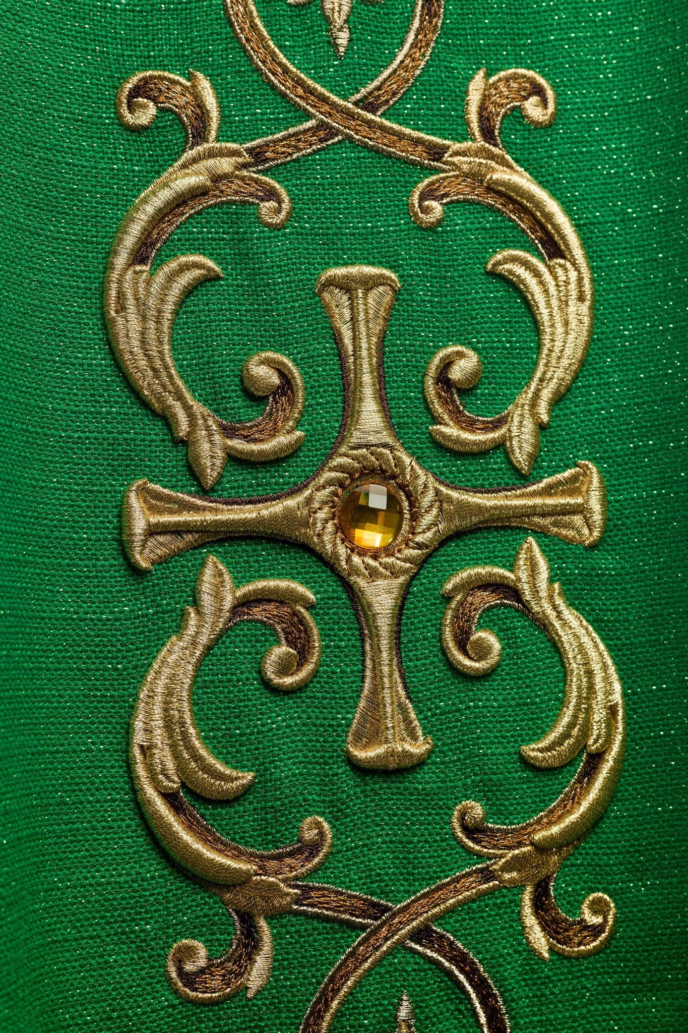 Chasuble verte richement brodée de pierres LE/7014/01 - CHASUBLES.FR