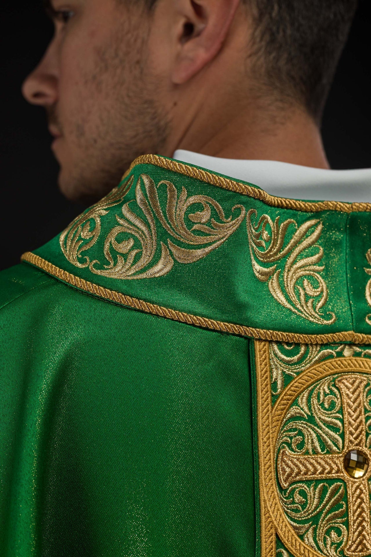 Chasuble verte richement brodée et décorée de pierres LE/7012/01 - CHASUBLES.FR