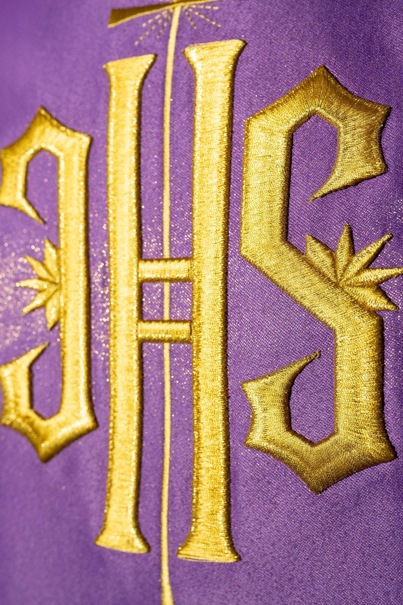 Chasuble violet richement décoré avec un motif doré et une large bande IHS KDT/7001/03/54 FIOLET - CHASUBLES.FR