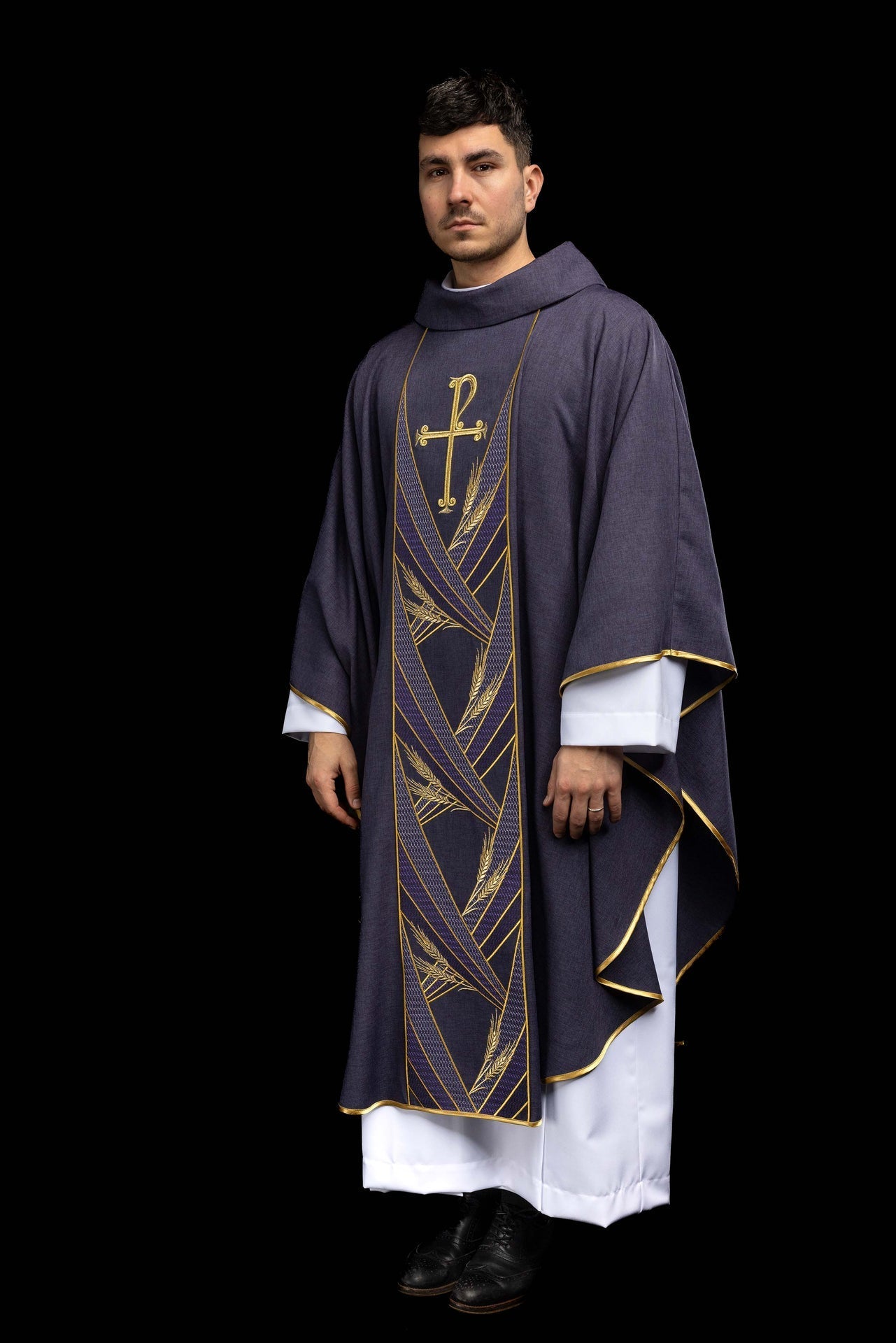 Chasuble violette avec bande brodée Pax LE/7050/03 - CHASUBLES.FR
