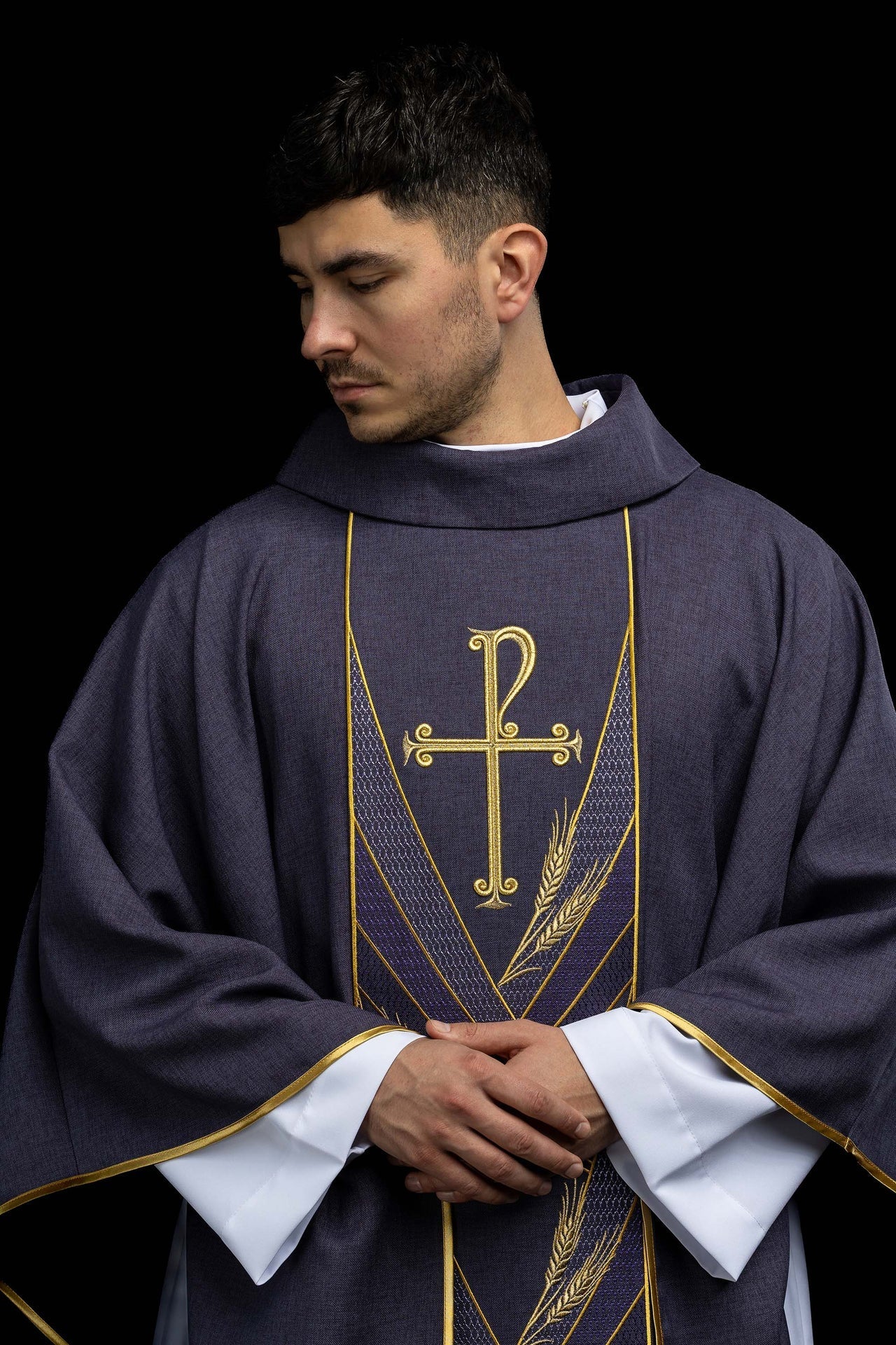 Chasuble violette avec bande brodée Pax LE/7050/03 - CHASUBLES.FR