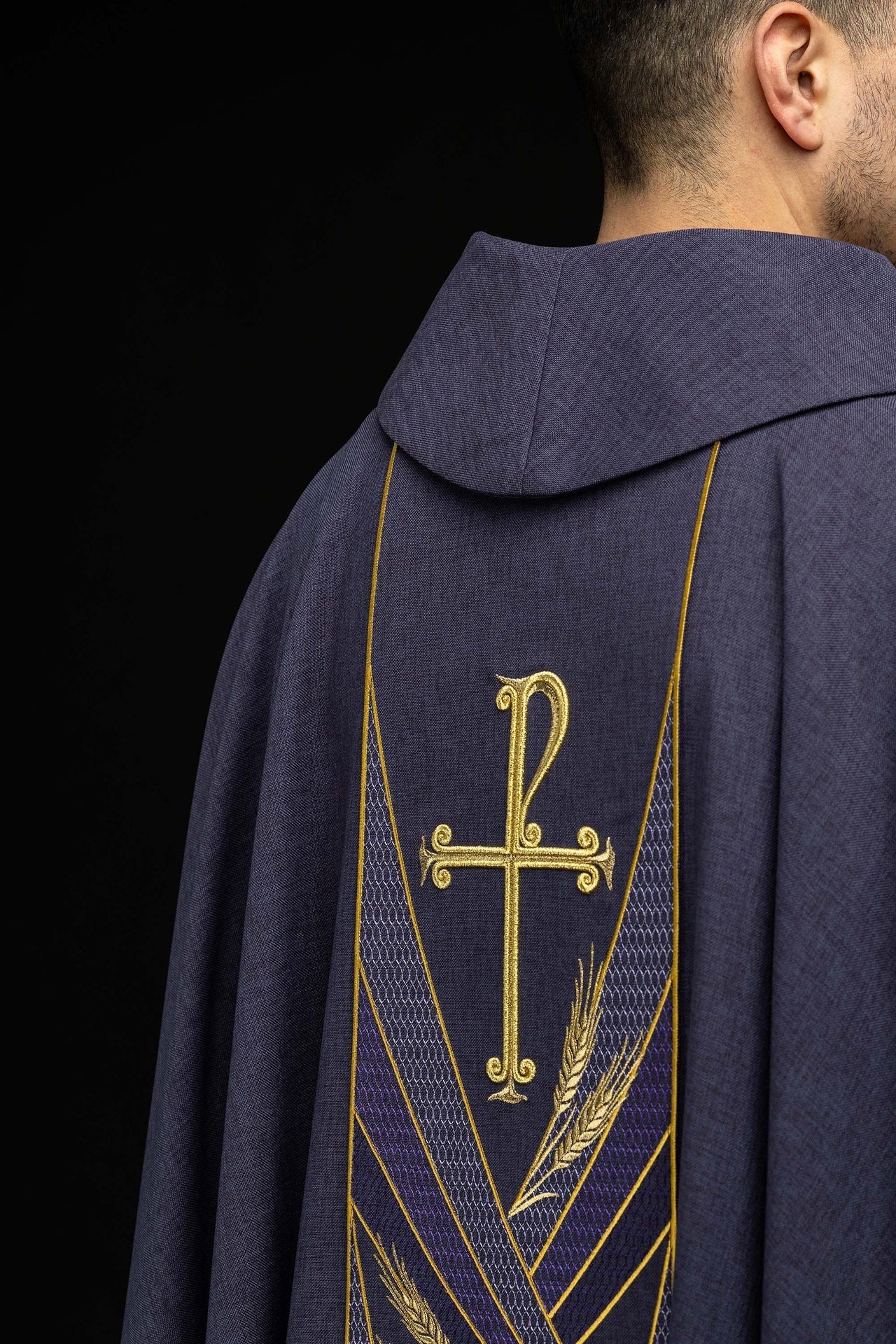 Chasuble violette avec bande brodée Pax LE/7050/03 - CHASUBLES.FR