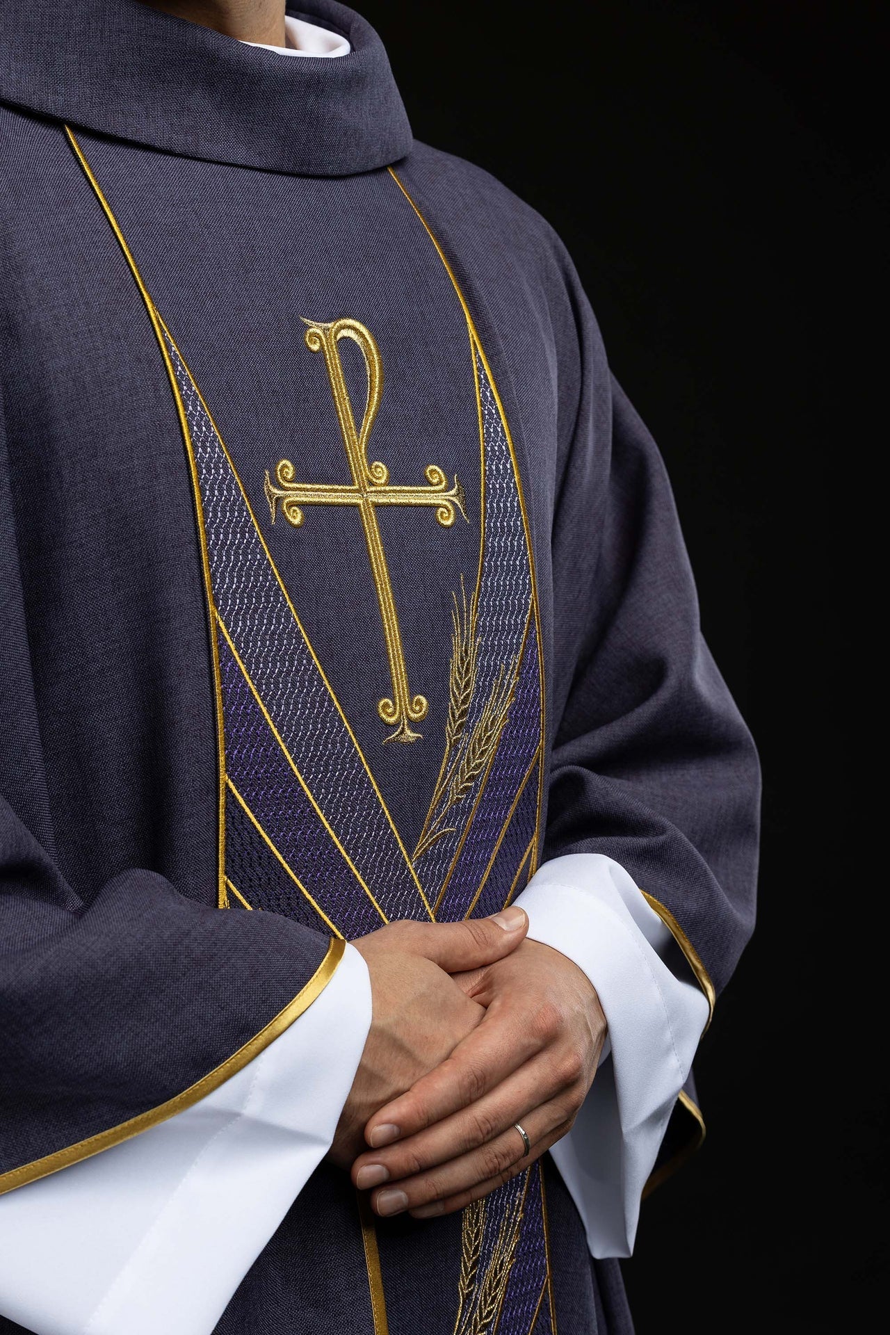 Chasuble violette avec bande brodée Pax LE/7050/03 - CHASUBLES.FR