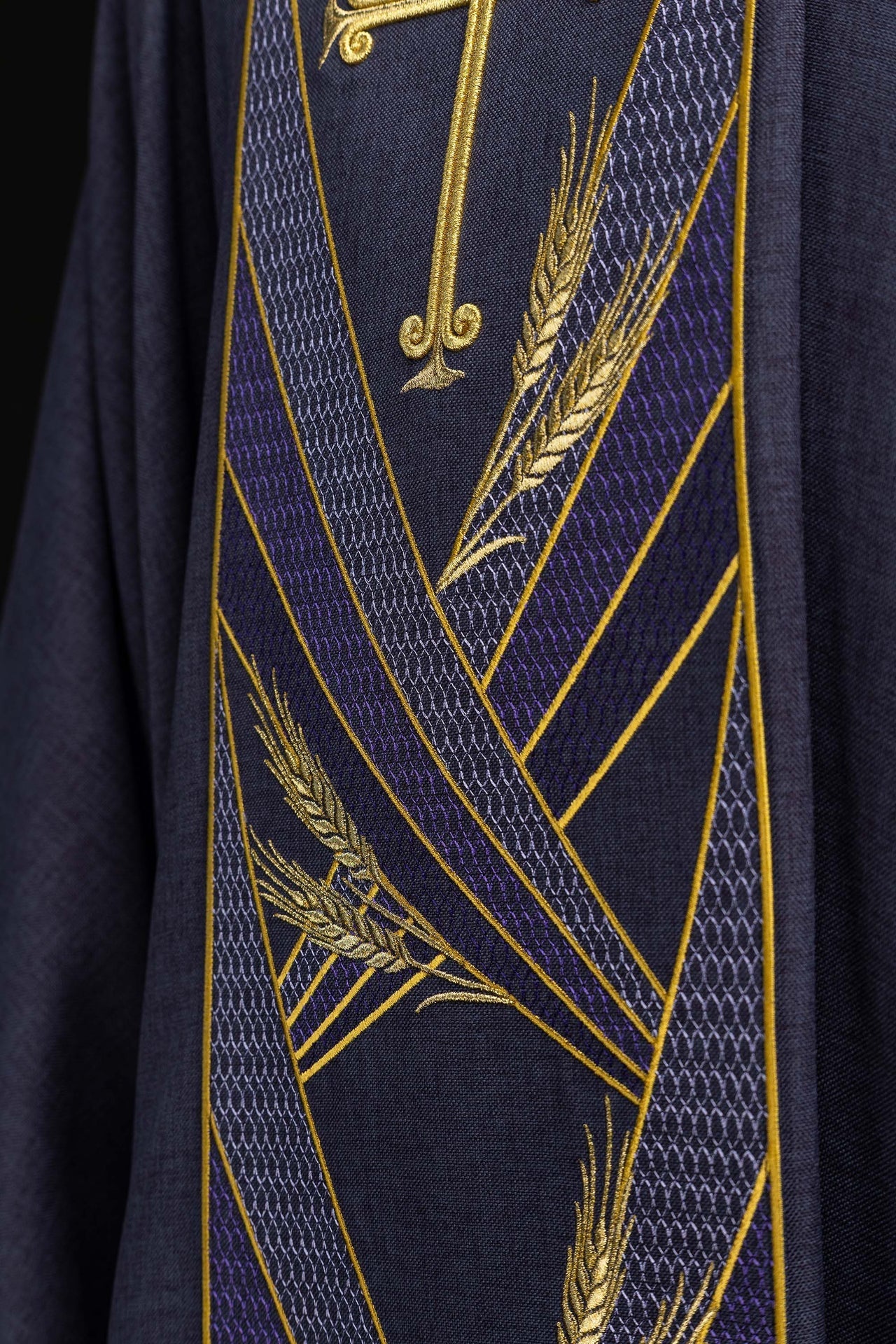 Chasuble violette avec bande brodée Pax LE/7050/03 - CHASUBLES.FR