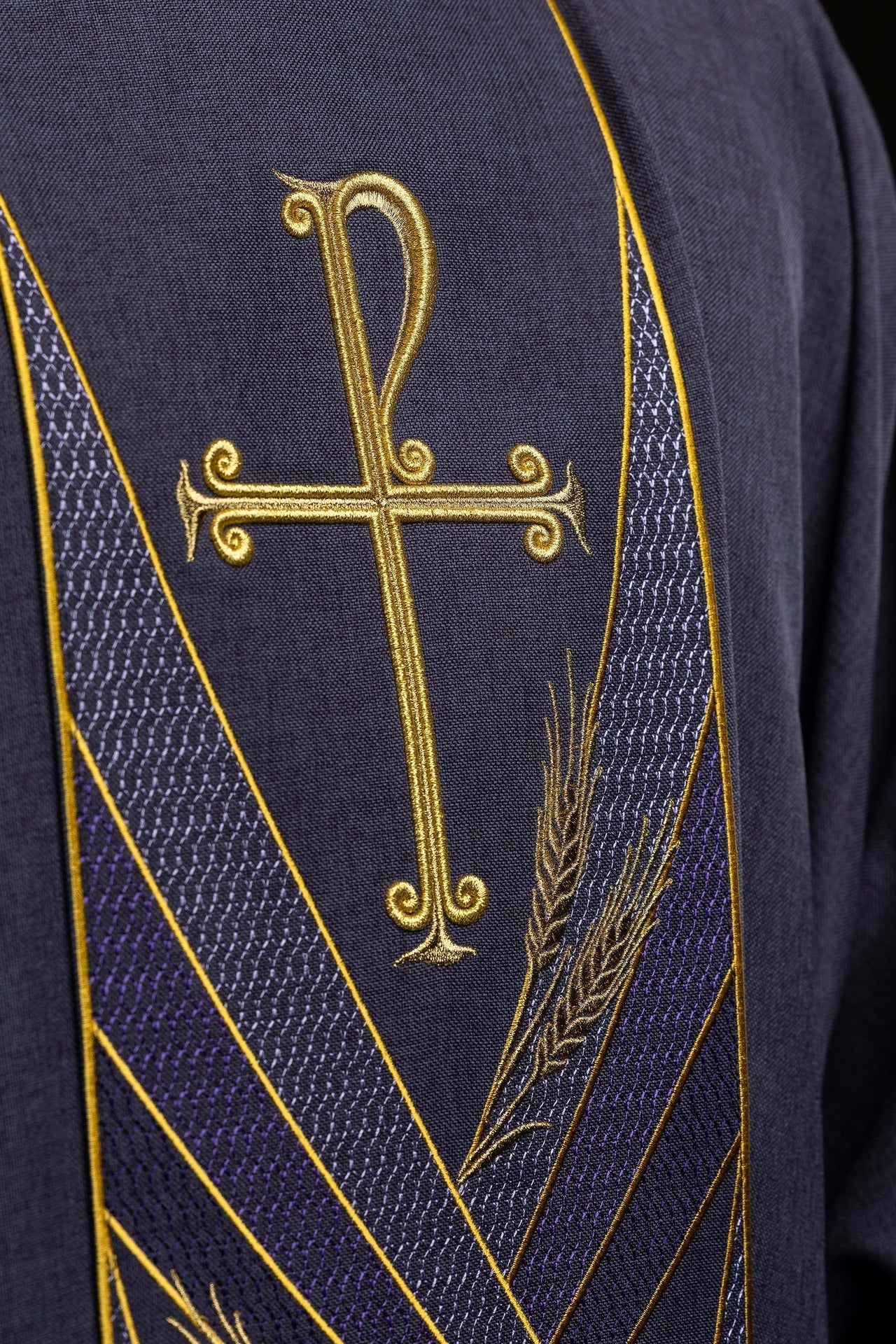 Chasuble violette avec bande brodée Pax LE/7050/03 - CHASUBLES.FR