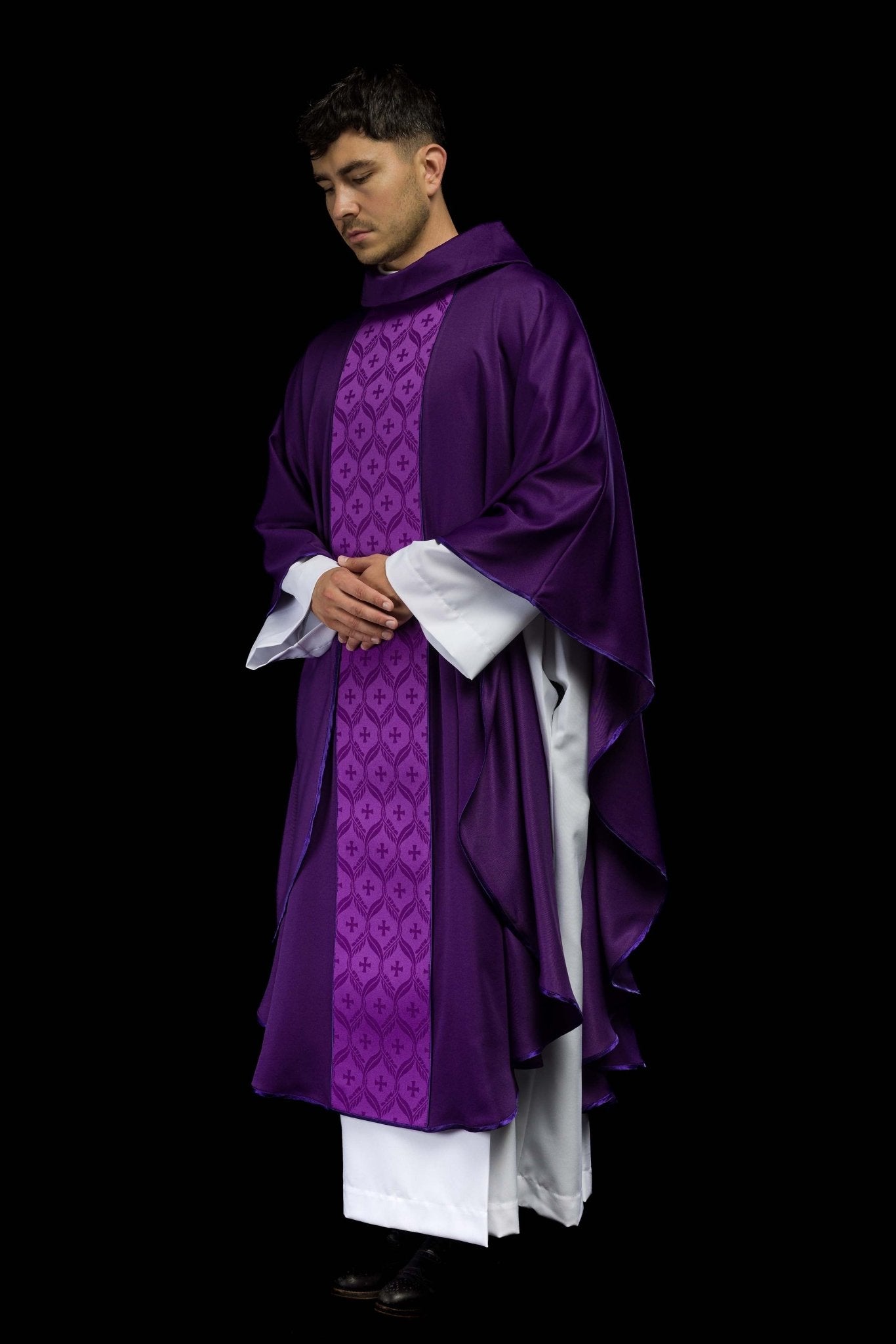 Chasuble violette avec bande jacquard ornée de croix KOR/402/03/53 - CHASUBLES.FR