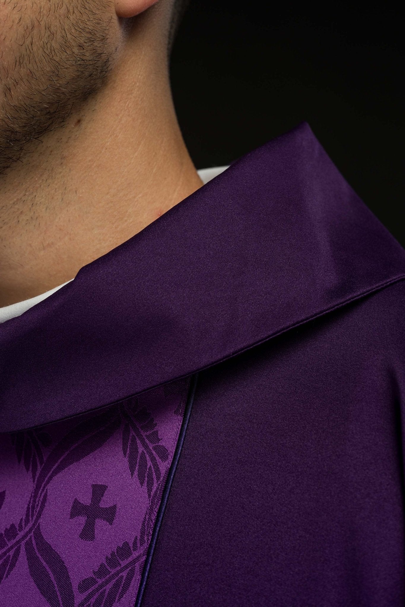 Chasuble violette avec bande jacquard ornée de croix KOR/402/03/53 - CHASUBLES.FR