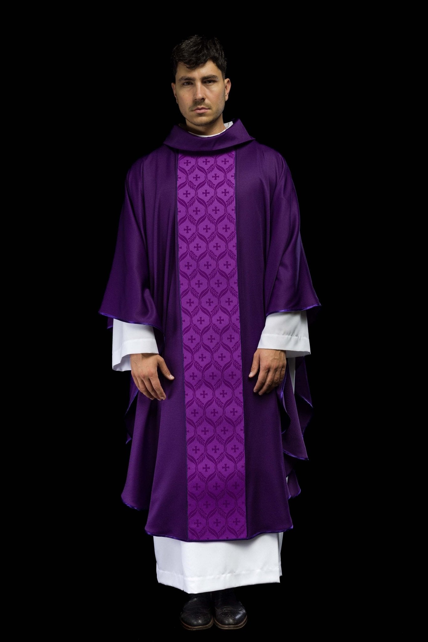 Chasuble violette avec bande jacquard ornée de croix KOR/402/03/53 - CHASUBLES.FR