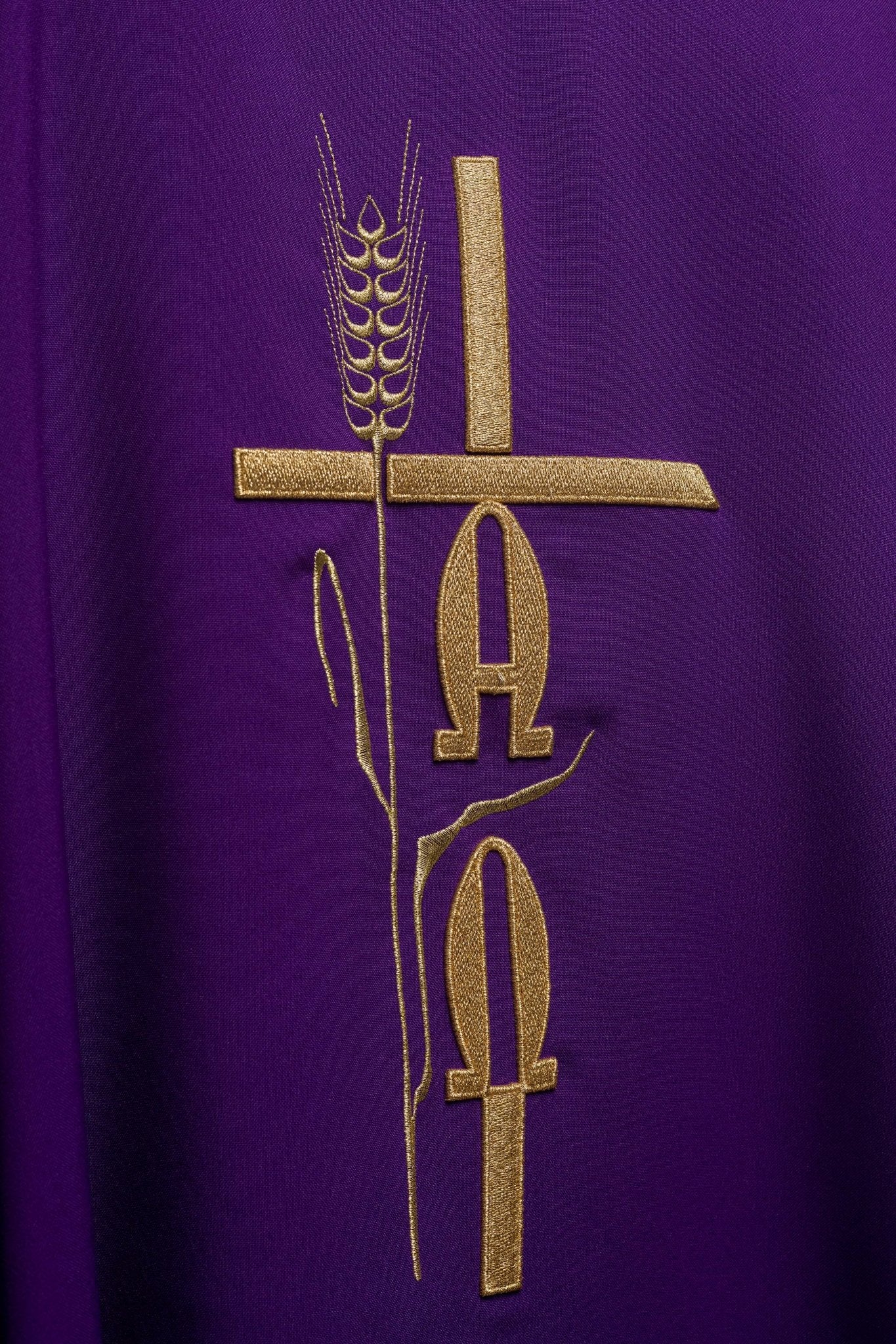 Chasuble violette avec broderie Alpha Omega KOR/013/03/12 FIOLET - CHASUBLES.FR