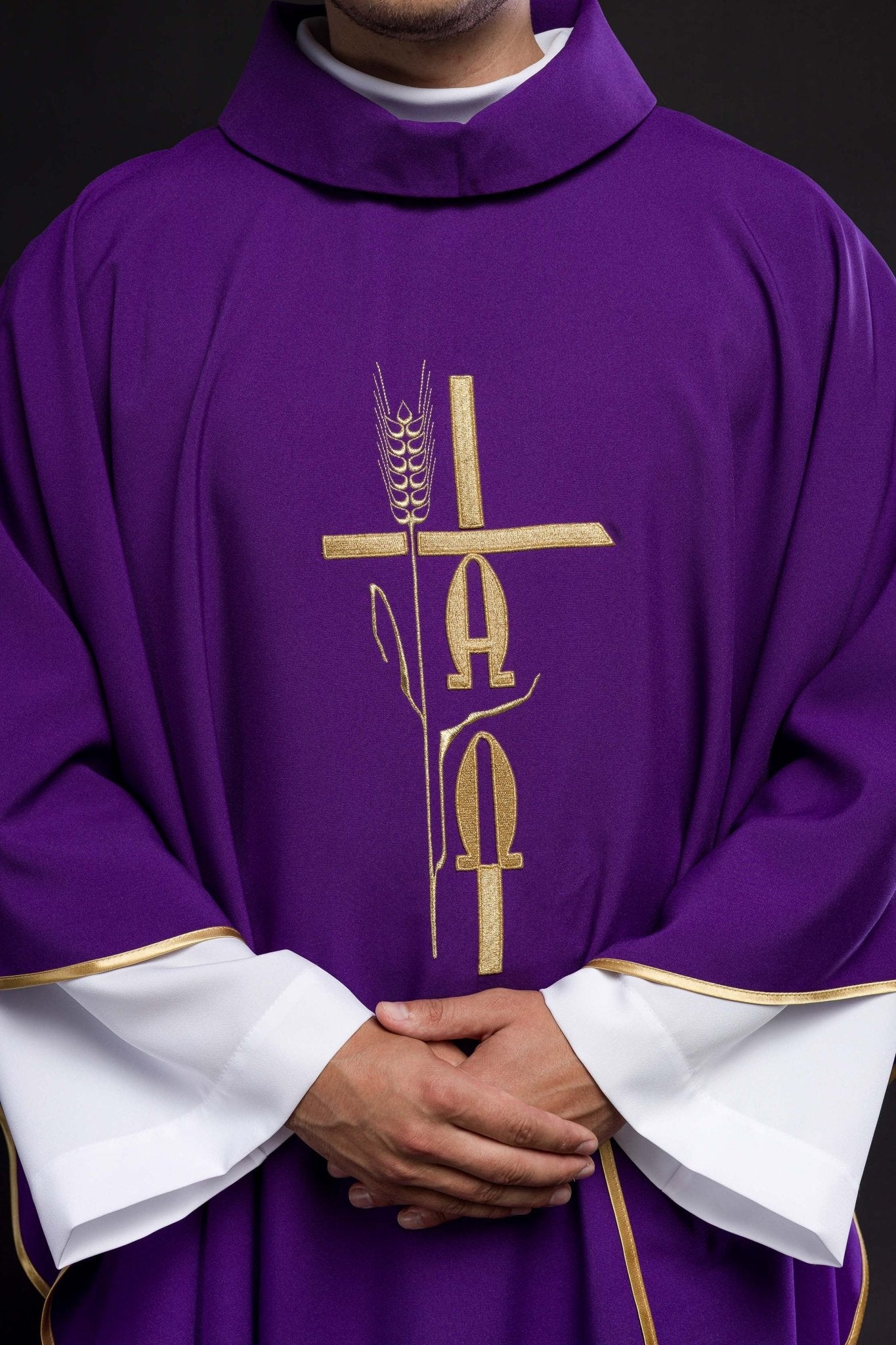 Chasuble violette avec broderie Alpha Omega KOR/013/03/12 FIOLET - CHASUBLES.FR