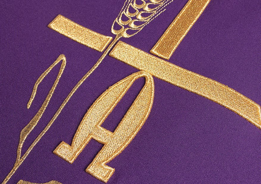Chasuble violette avec broderie Alpha Omega KOR/013/03/12 FIOLET - CHASUBLES.FR