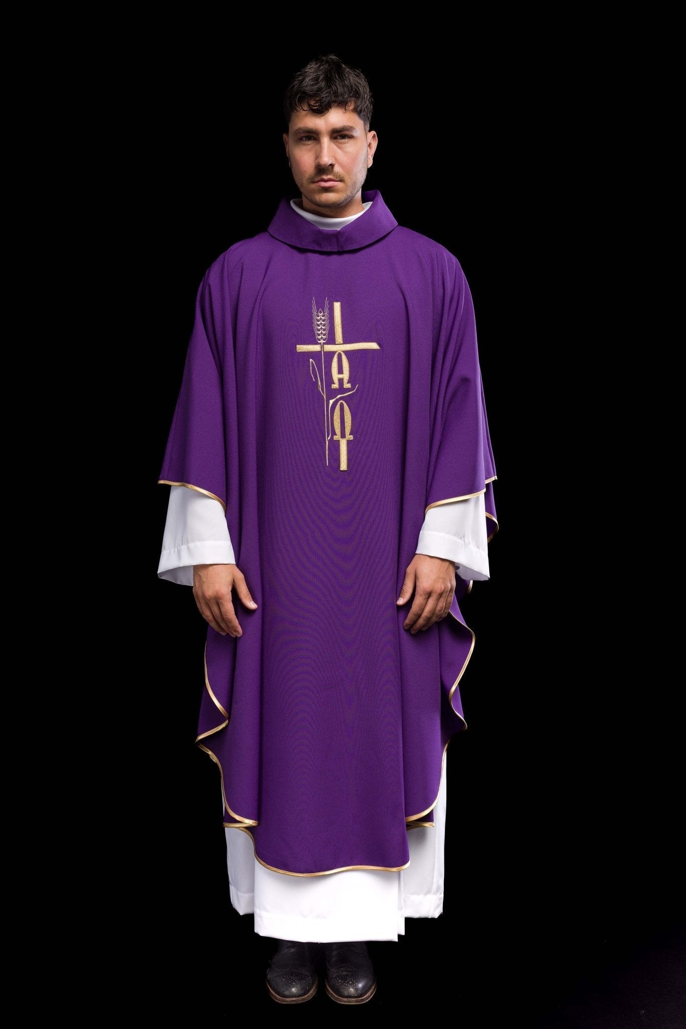 Chasuble violette avec broderie Alpha Omega KOR/013/03/12 FIOLET - CHASUBLES.FR