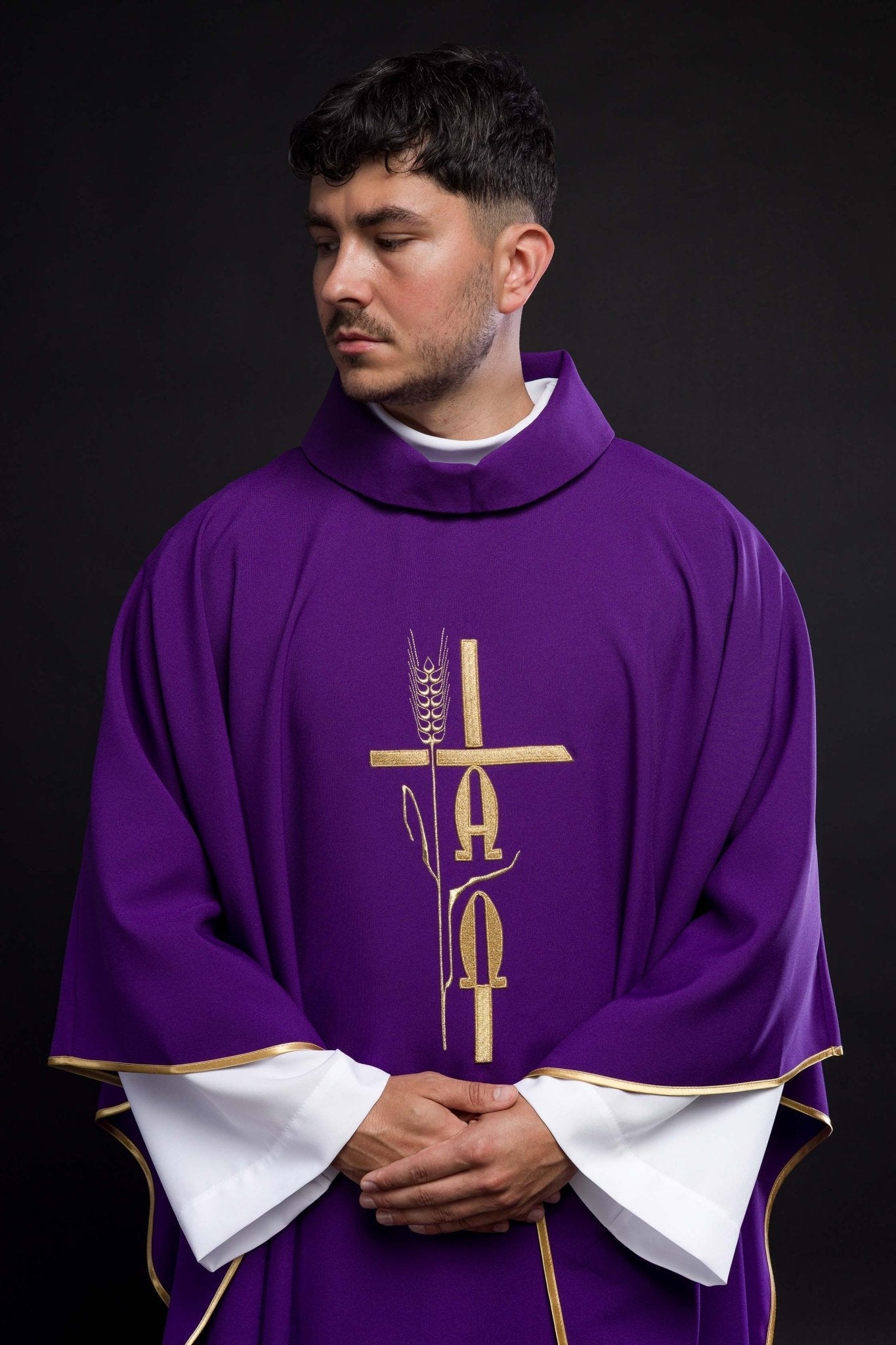 Chasuble violette avec broderie Alpha Omega KOR/013/03/12 FIOLET - CHASUBLES.FR