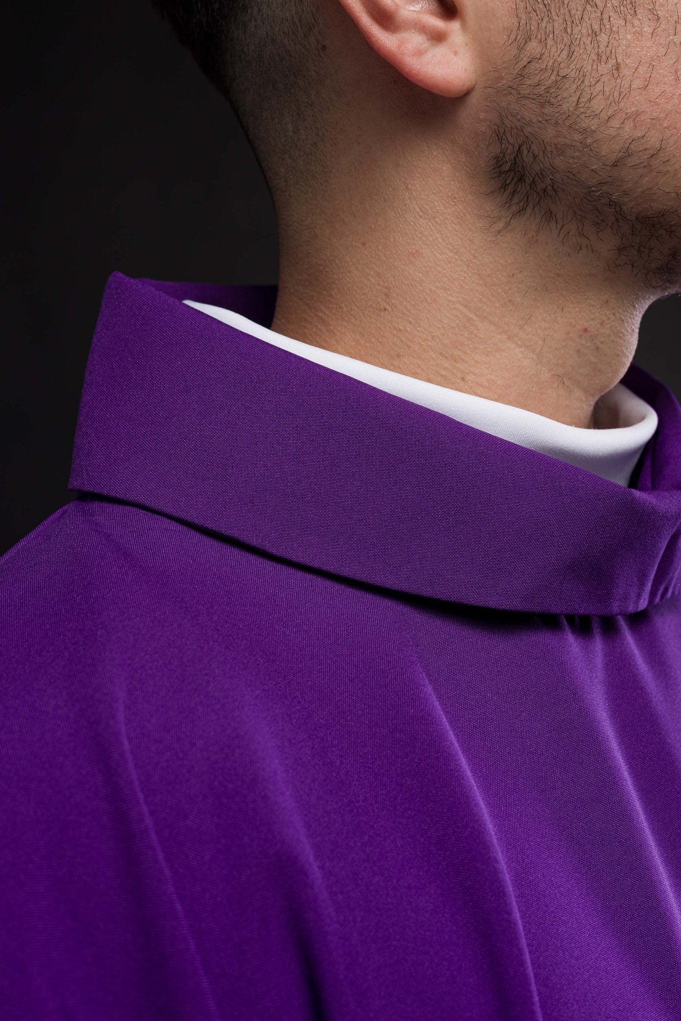 Chasuble violette avec broderie Alpha Omega KOR/013/03/12 FIOLET - CHASUBLES.FR
