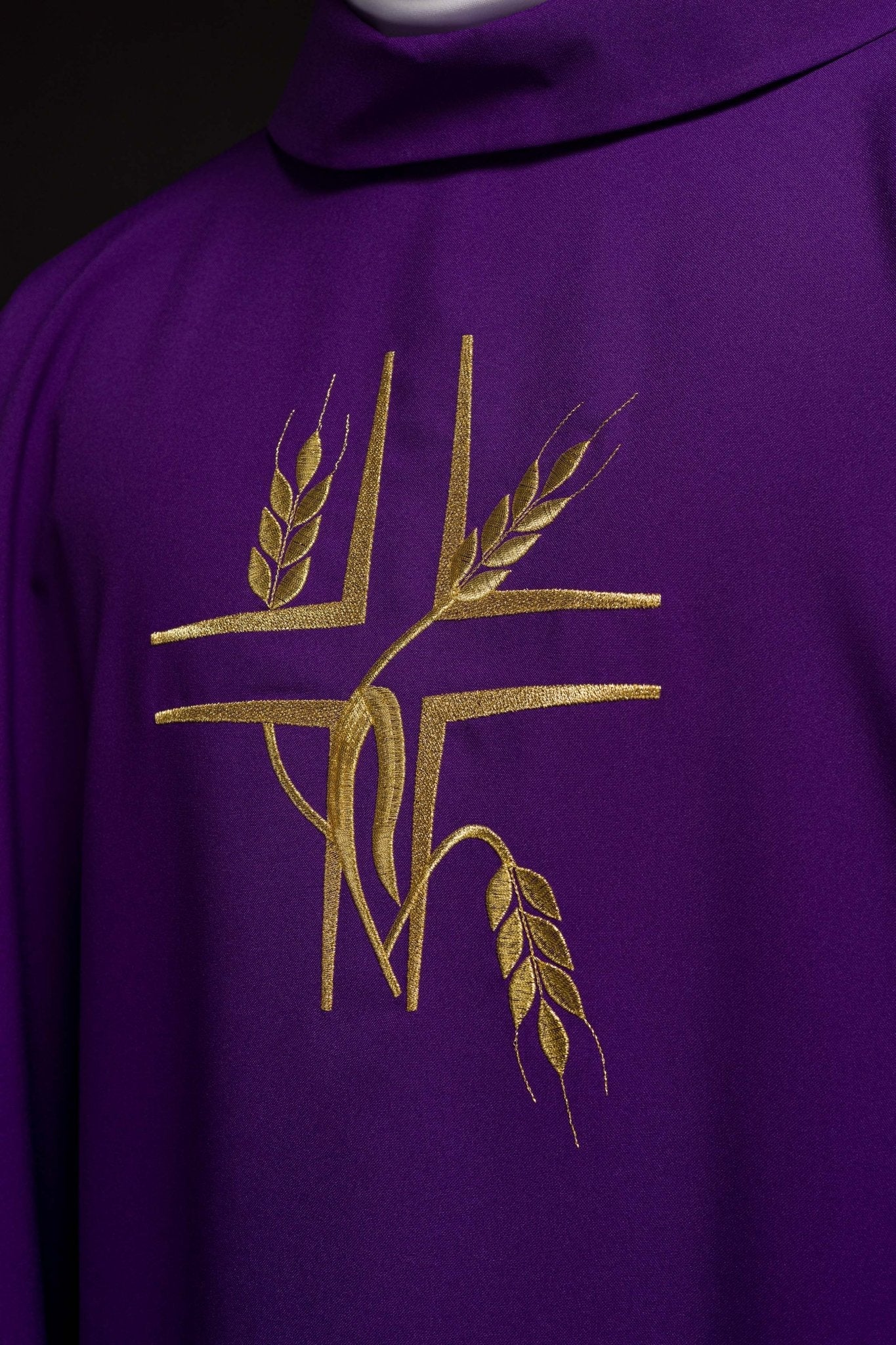 Chasuble violette avec broderie de la Croix KOR/016/03/12 FIOLET - CHASUBLES.FR