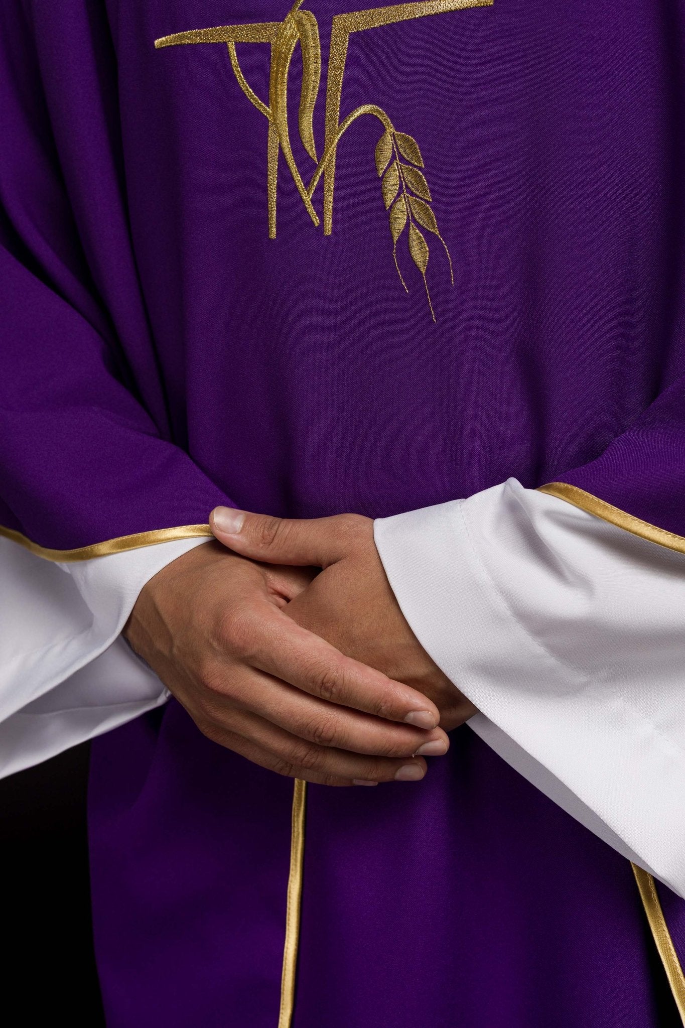 Chasuble violette avec broderie de la Croix KOR/016/03/12 FIOLET - CHASUBLES.FR