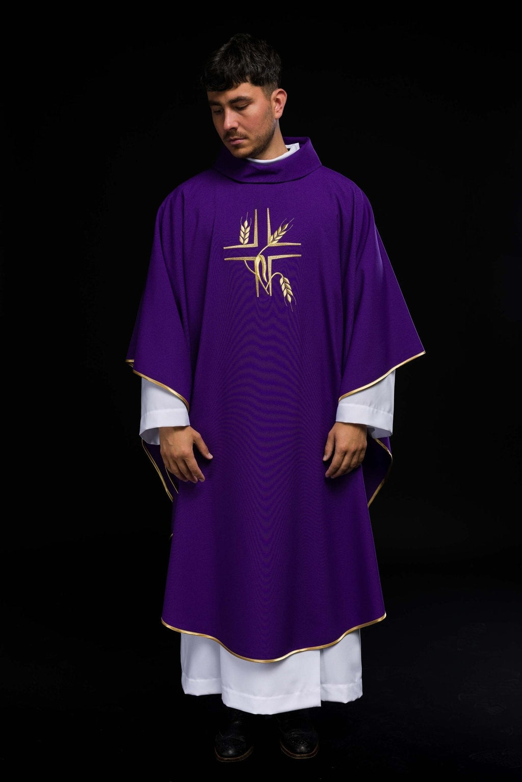Chasuble violette avec broderie de la Croix KOR/016/03/12 FIOLET - CHASUBLES.FR
