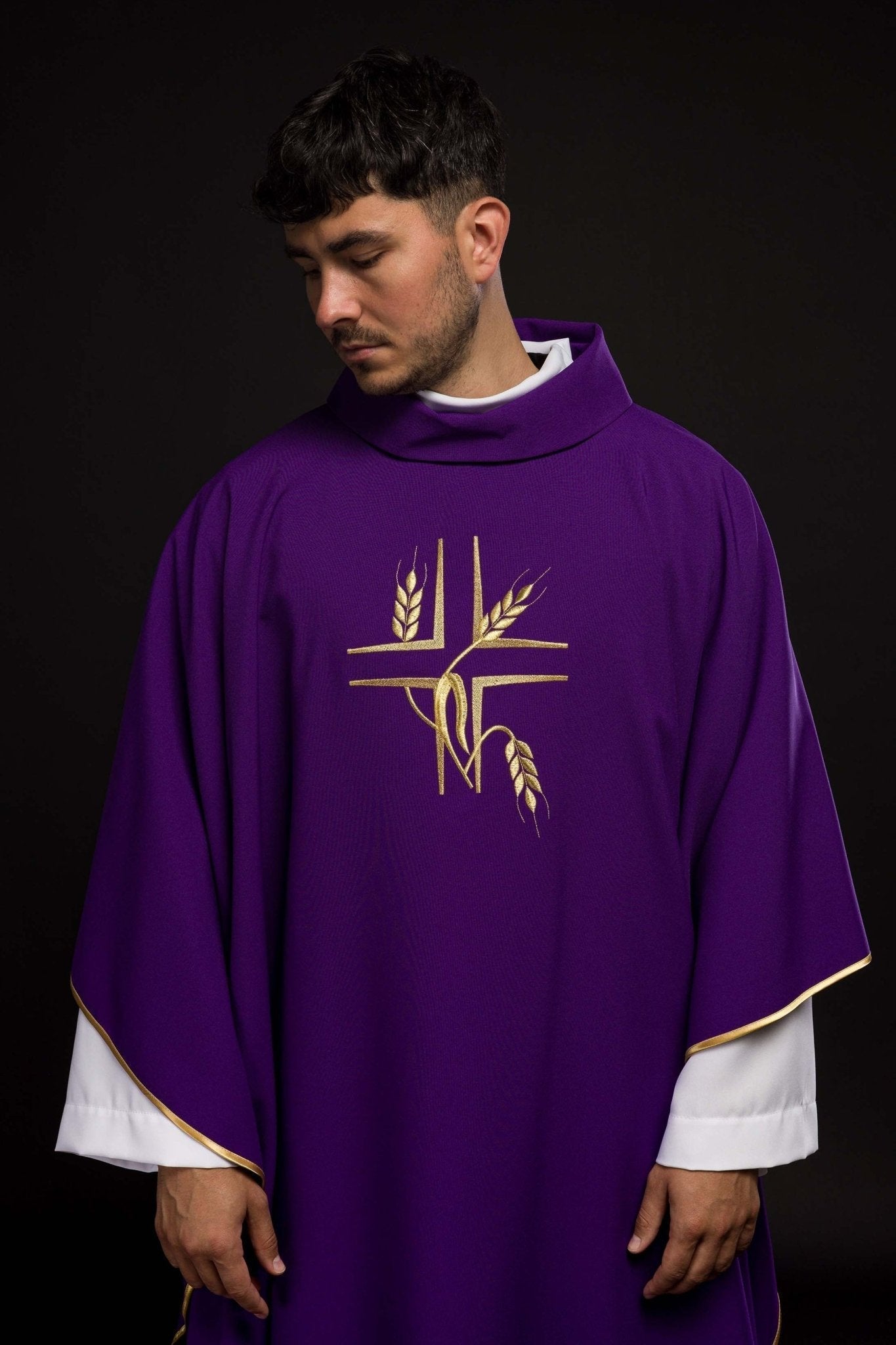 Chasuble violette avec broderie de la Croix KOR/016/03/12 FIOLET - CHASUBLES.FR