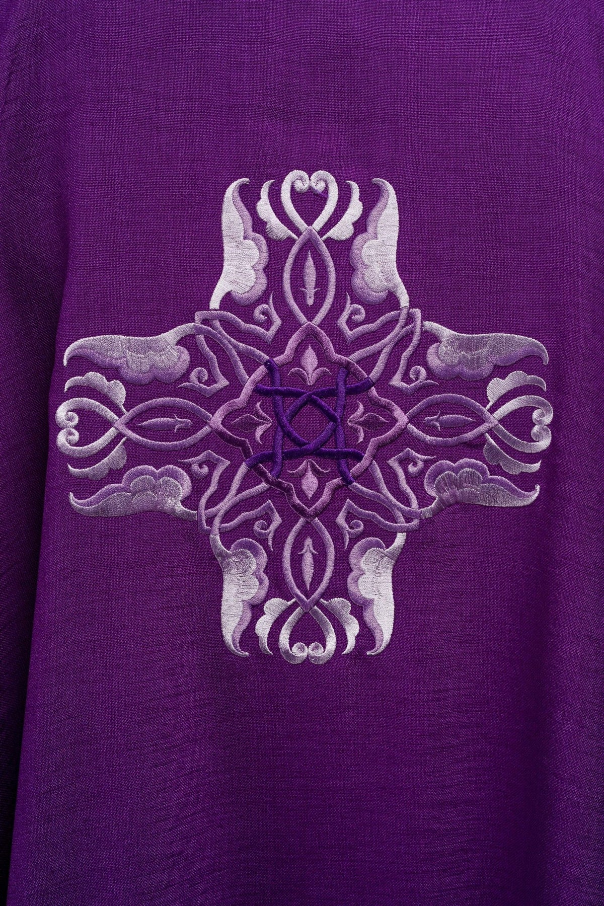 Chasuble violette avec broderie de la Croix HA7035-03 FIOLET - CHASUBLES.FR
