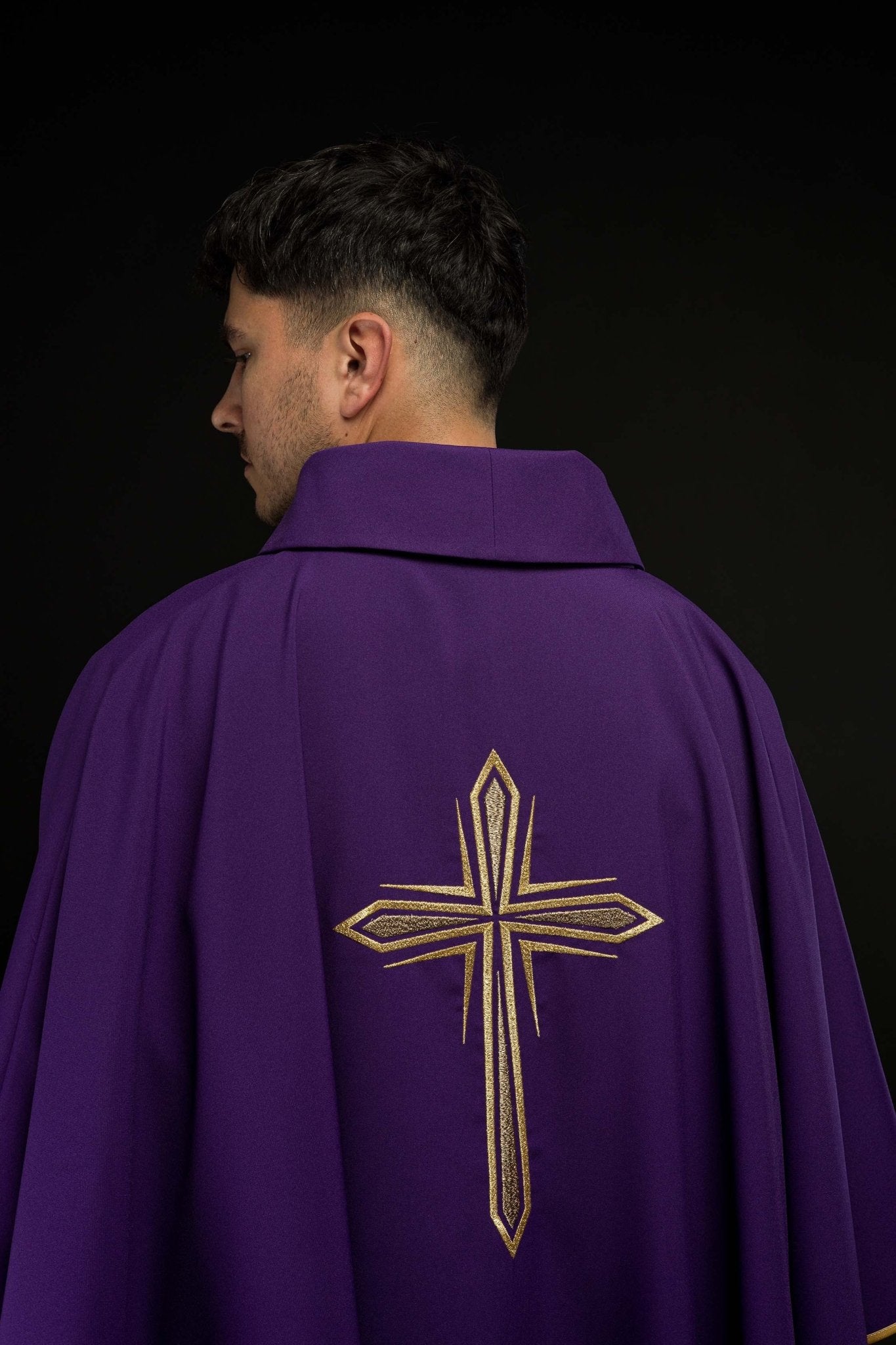 Chasuble violette avec broderie en croix KOR/037/03/12 FIOLET - CHASUBLES.FR