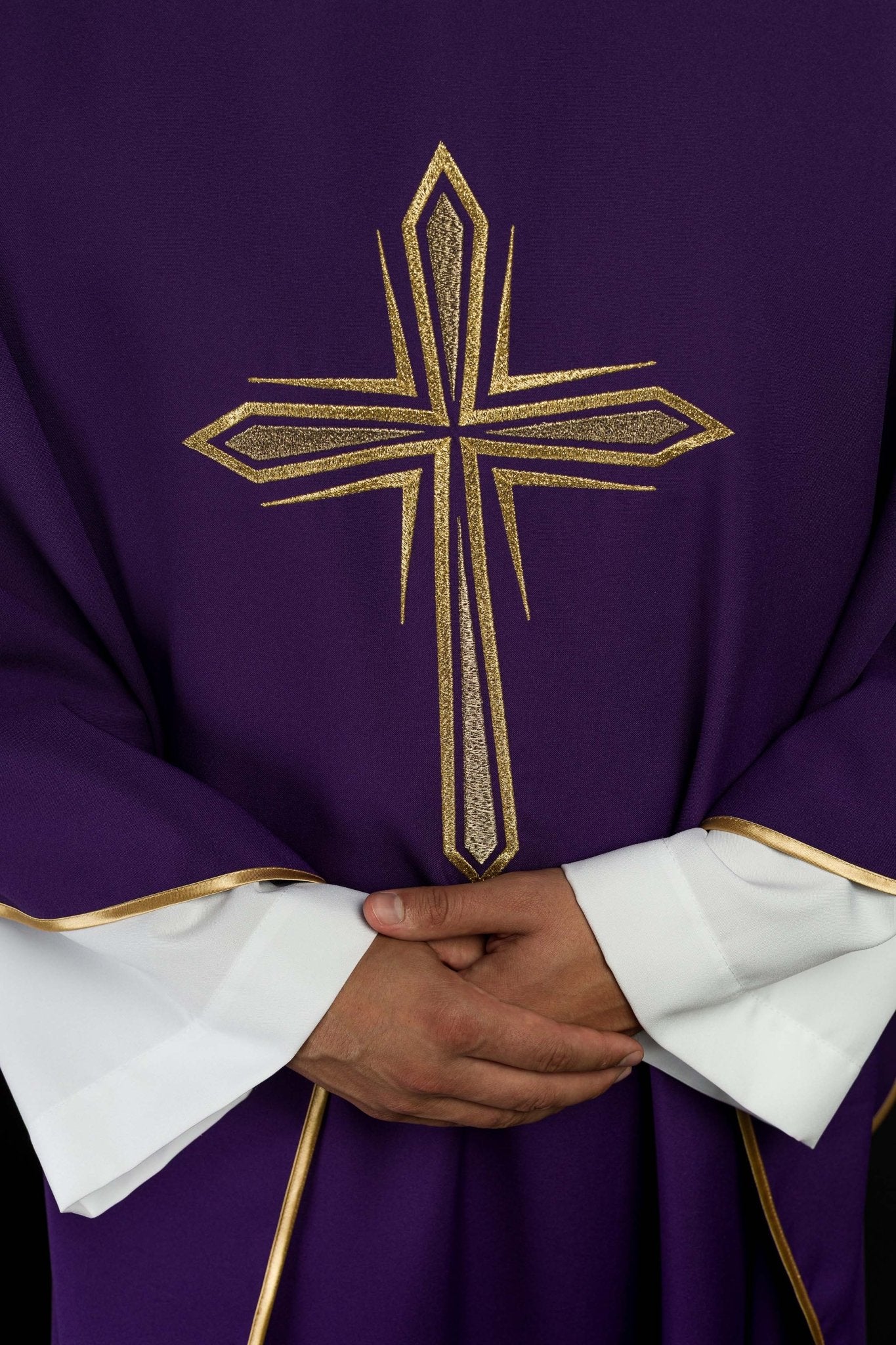 Chasuble violette avec broderie en croix KOR/037/03/12 FIOLET - CHASUBLES.FR