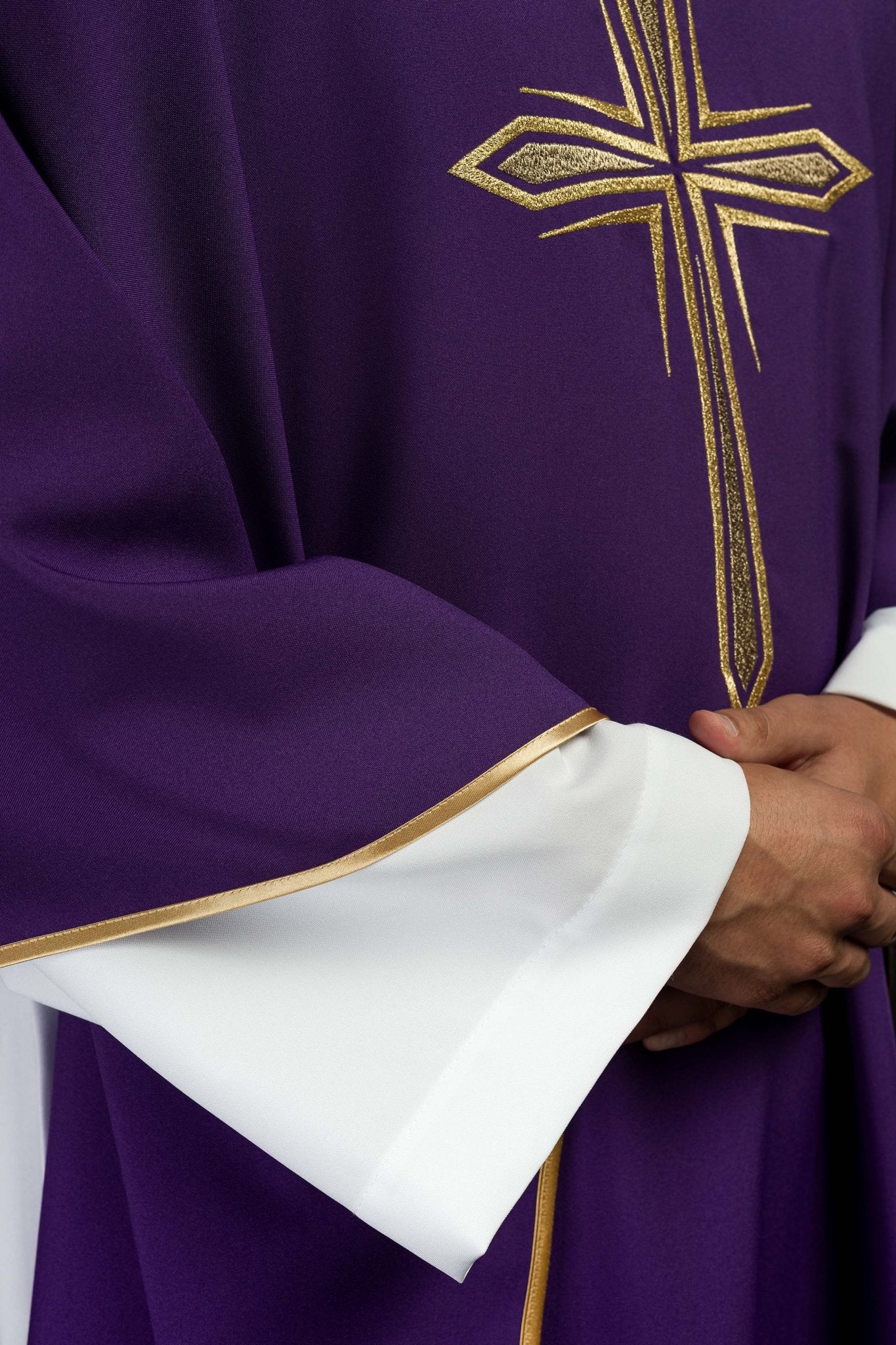 Chasuble violette avec broderie en croix KOR/037/03/12 FIOLET - CHASUBLES.FR