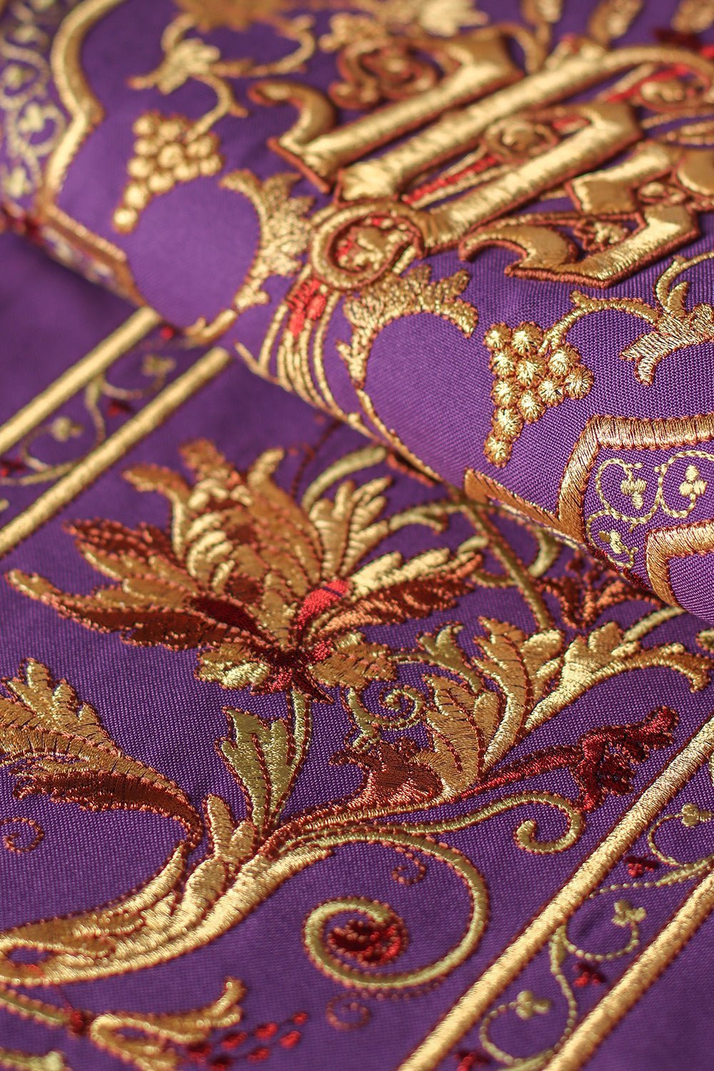 Chasuble violette avec broderie IHS KOR/056/03/01 FIOLET - CHASUBLES.FR