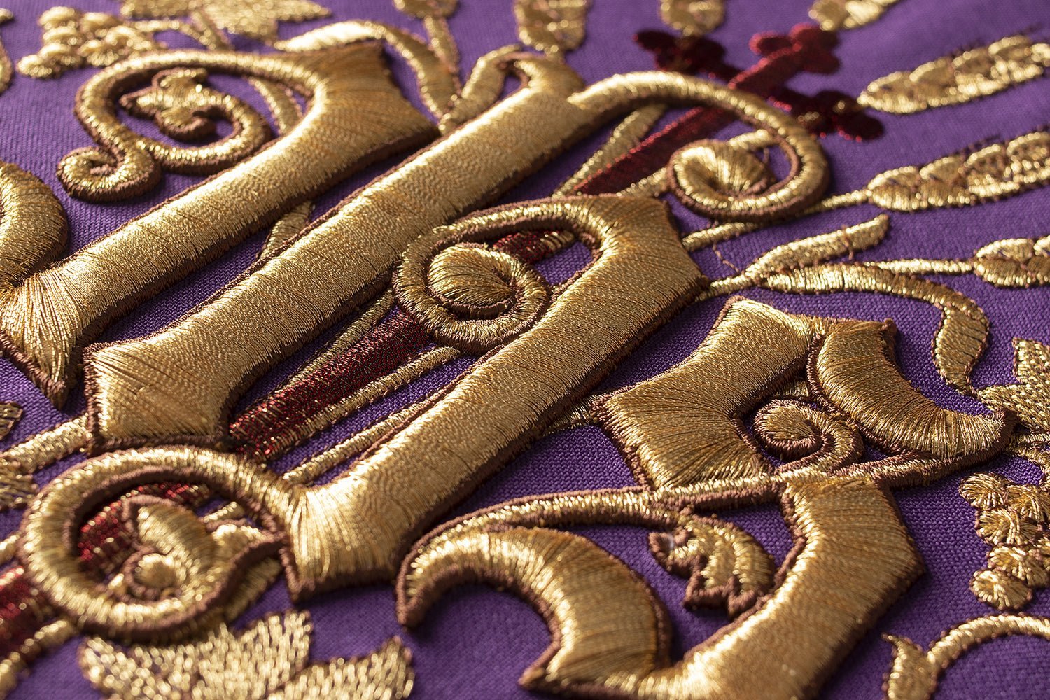 Chasuble violette avec broderie IHS KOR/056/03/01 FIOLET - CHASUBLES.FR